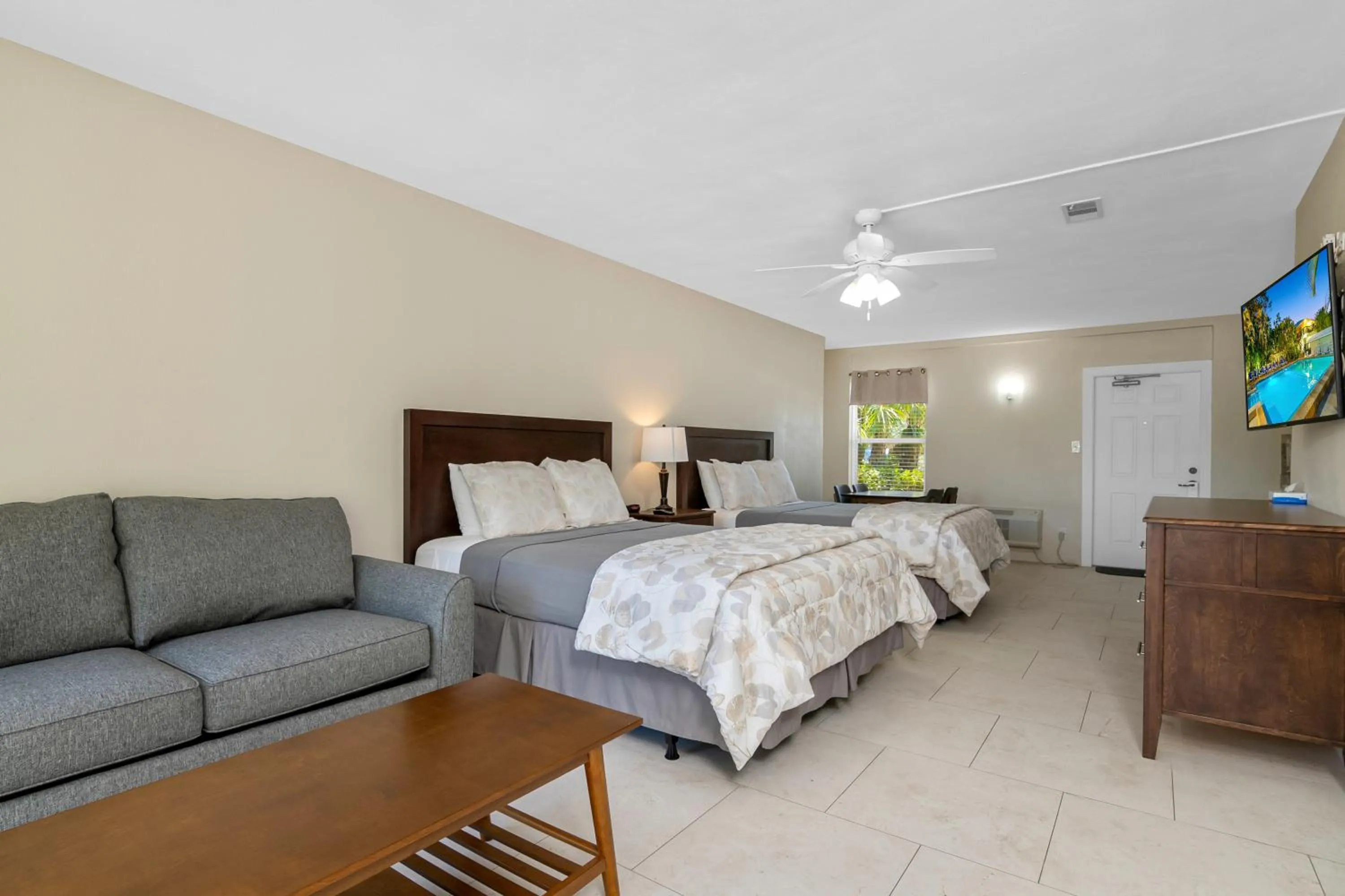 Photo of the whole room, Bed in The Fairways Inn of Naples