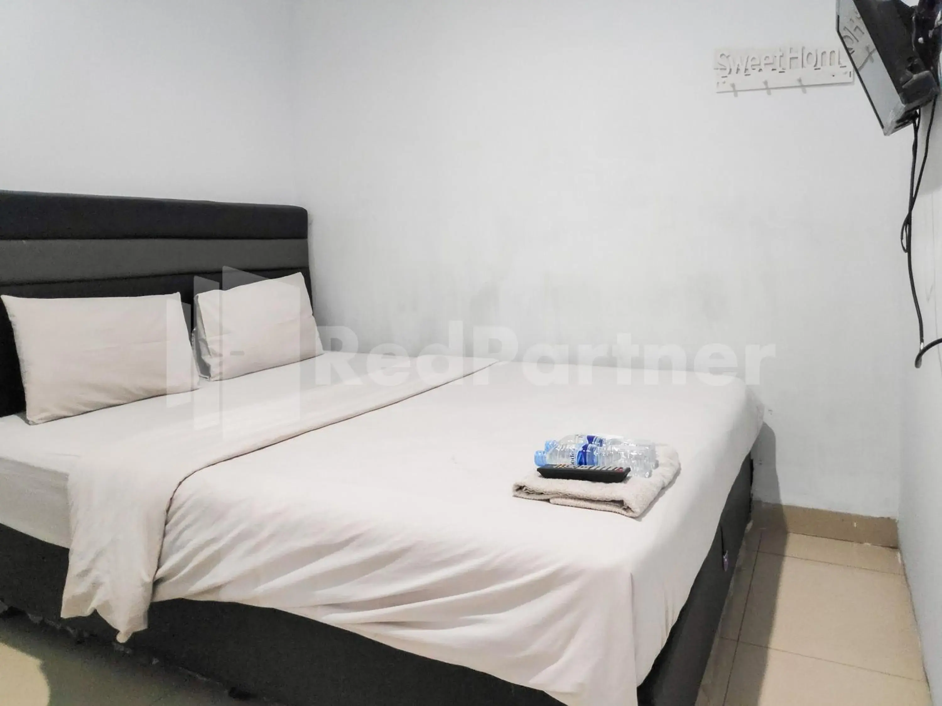 Bedroom, Bed in Ada Guest House Medan Redpartner Bedroom, Bed in Ada Guest House Medan Redpartner