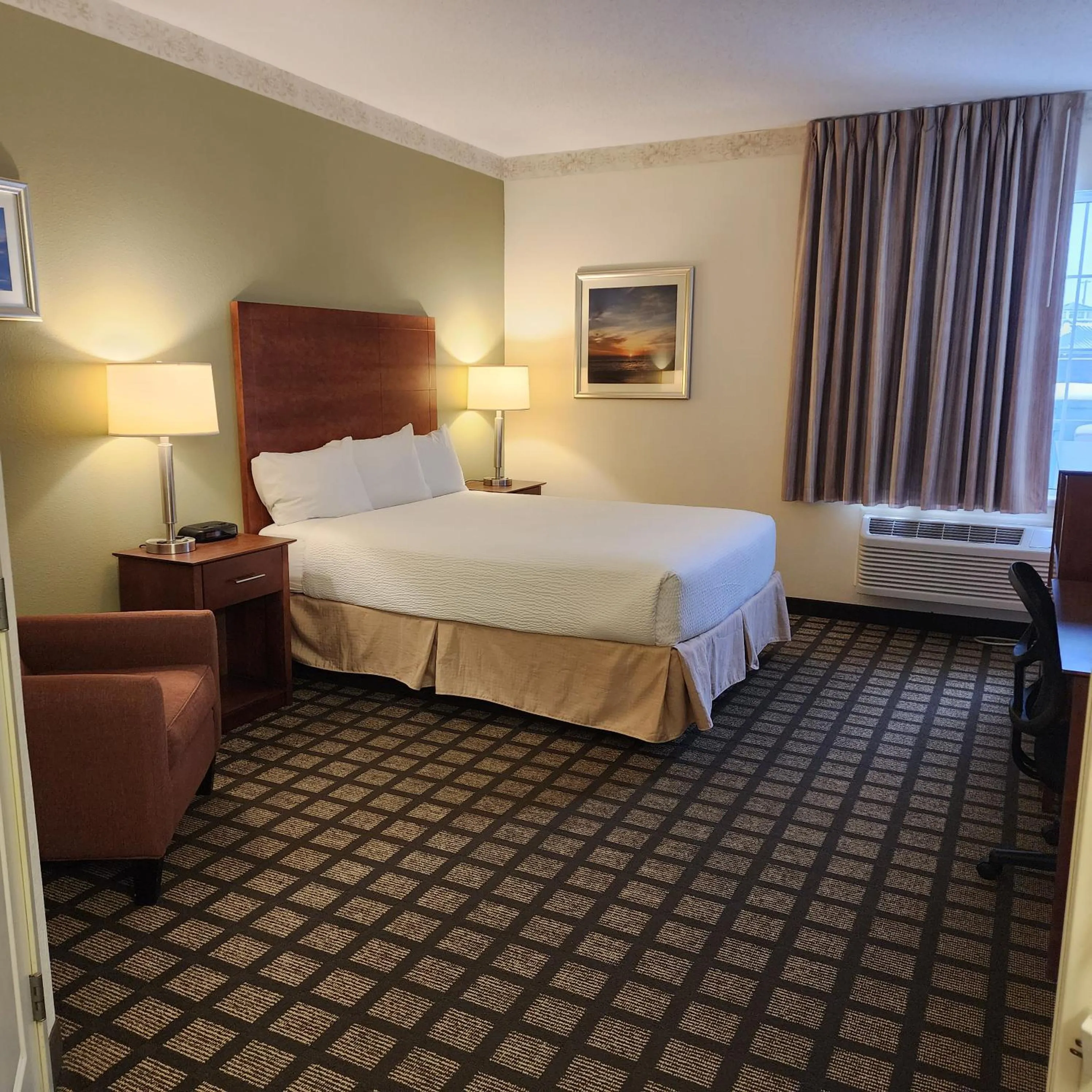 Bedroom, Bed in Baymont by Wyndham Mackinaw City