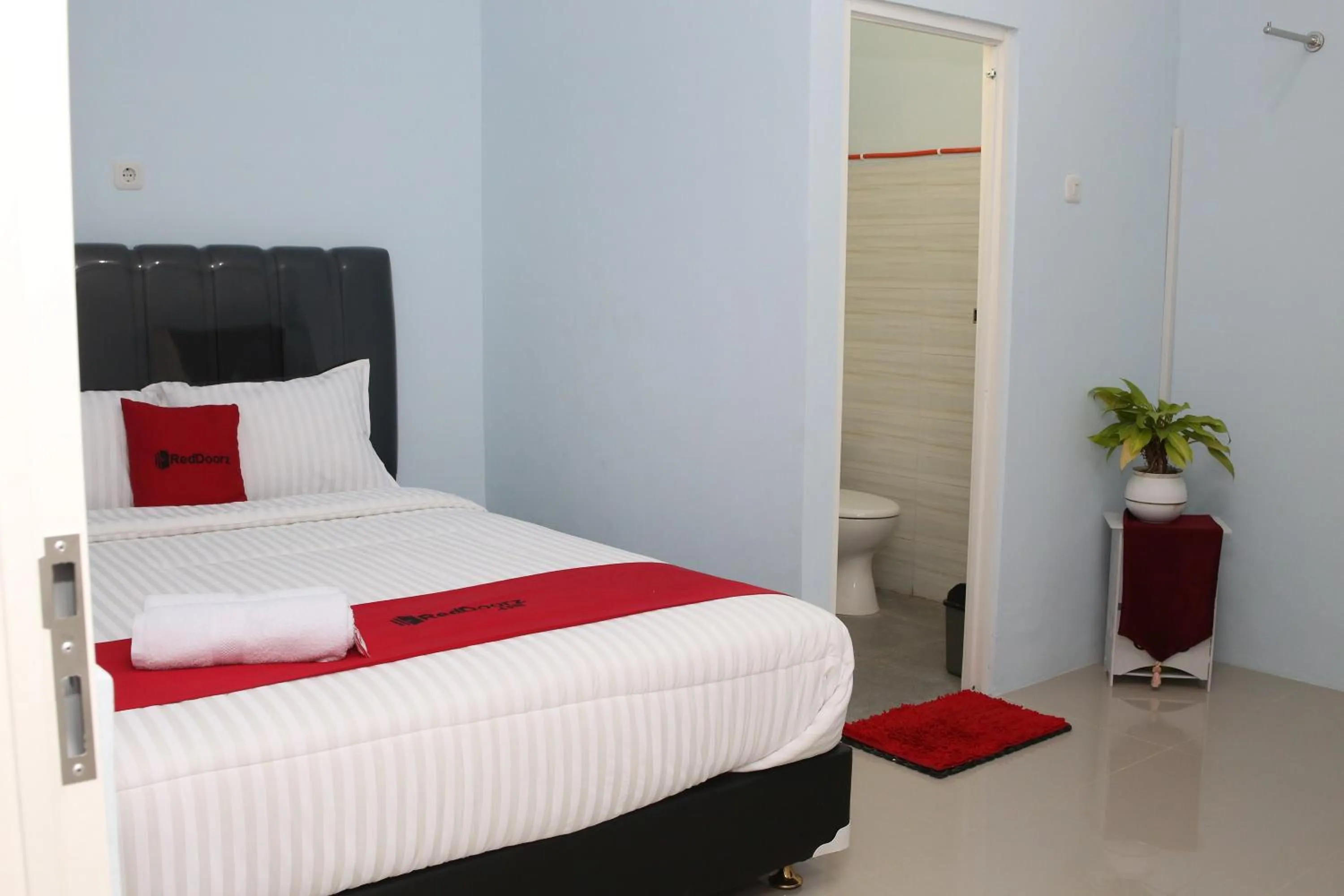 Bed in RedDoorz Syariah near Suncity Mall Madiun