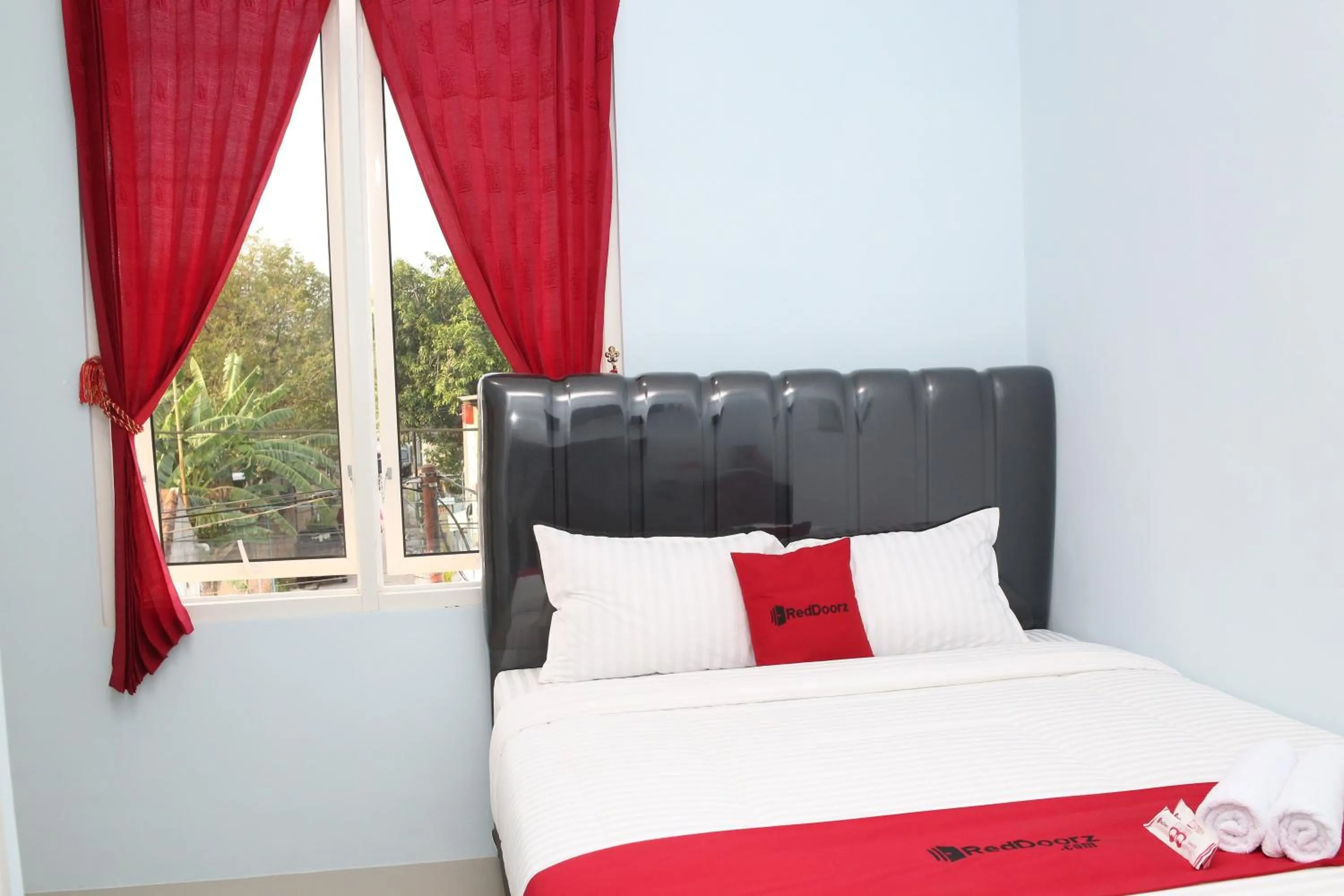 Bed in RedDoorz Syariah near Suncity Mall Madiun
