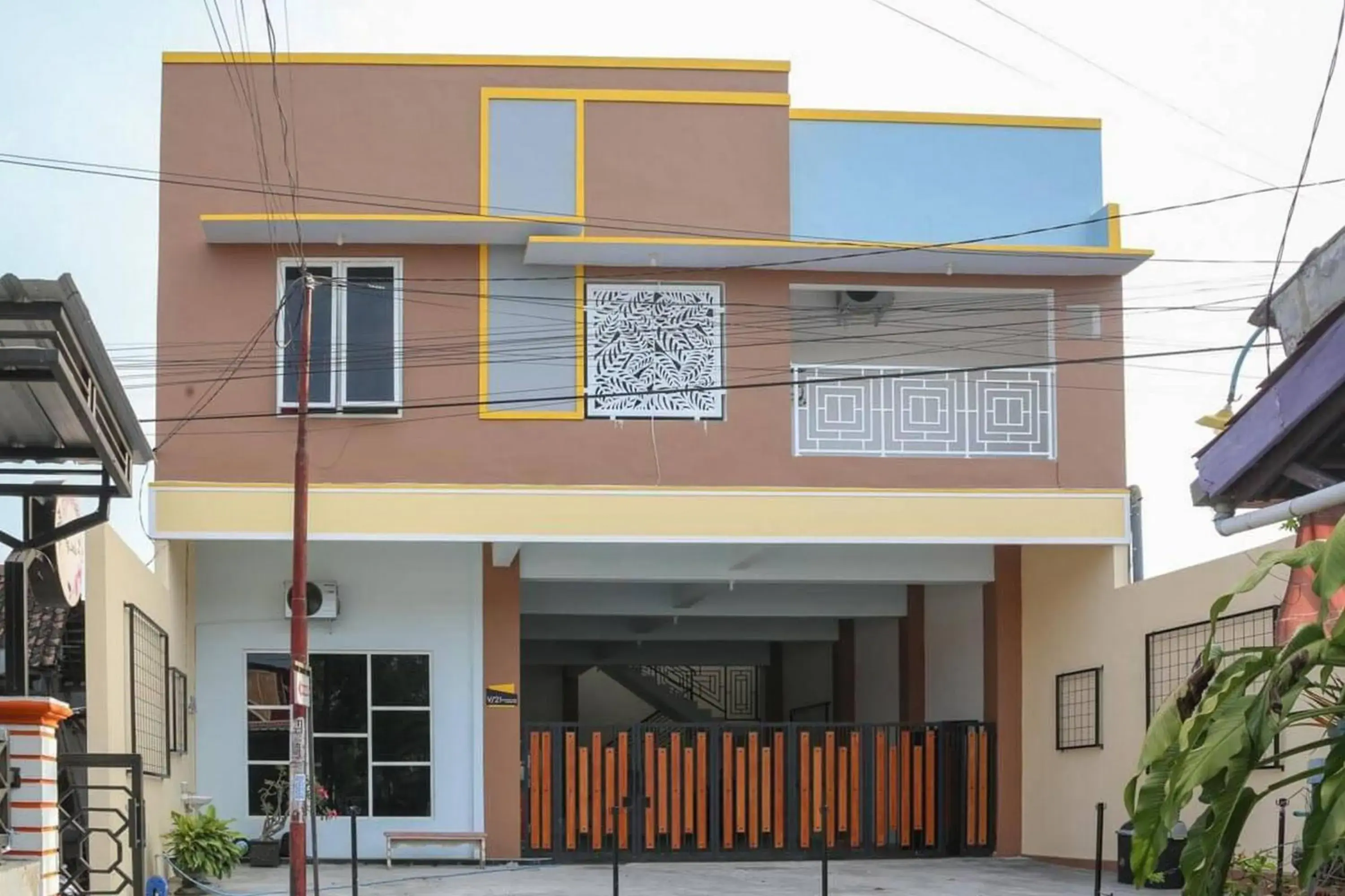 Facade/entrance in RedDoorz Syariah near Suncity Mall Madiun Facade/entrance in RedDoorz Syariah near Suncity Mall Madiun