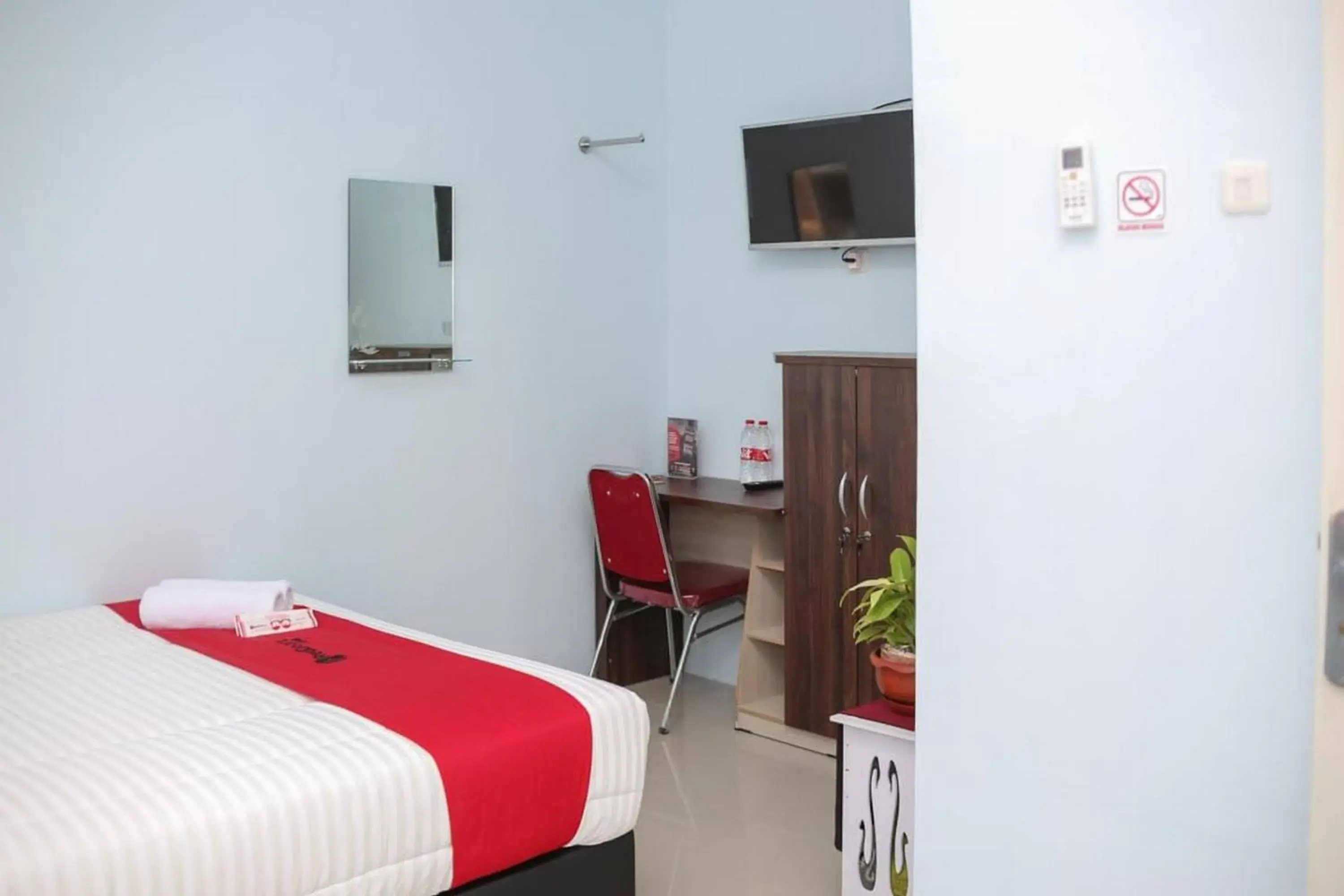 Bedroom, Bed in RedDoorz Syariah near Suncity Mall Madiun Bedroom, Bed in RedDoorz Syariah near Suncity Mall Madiun