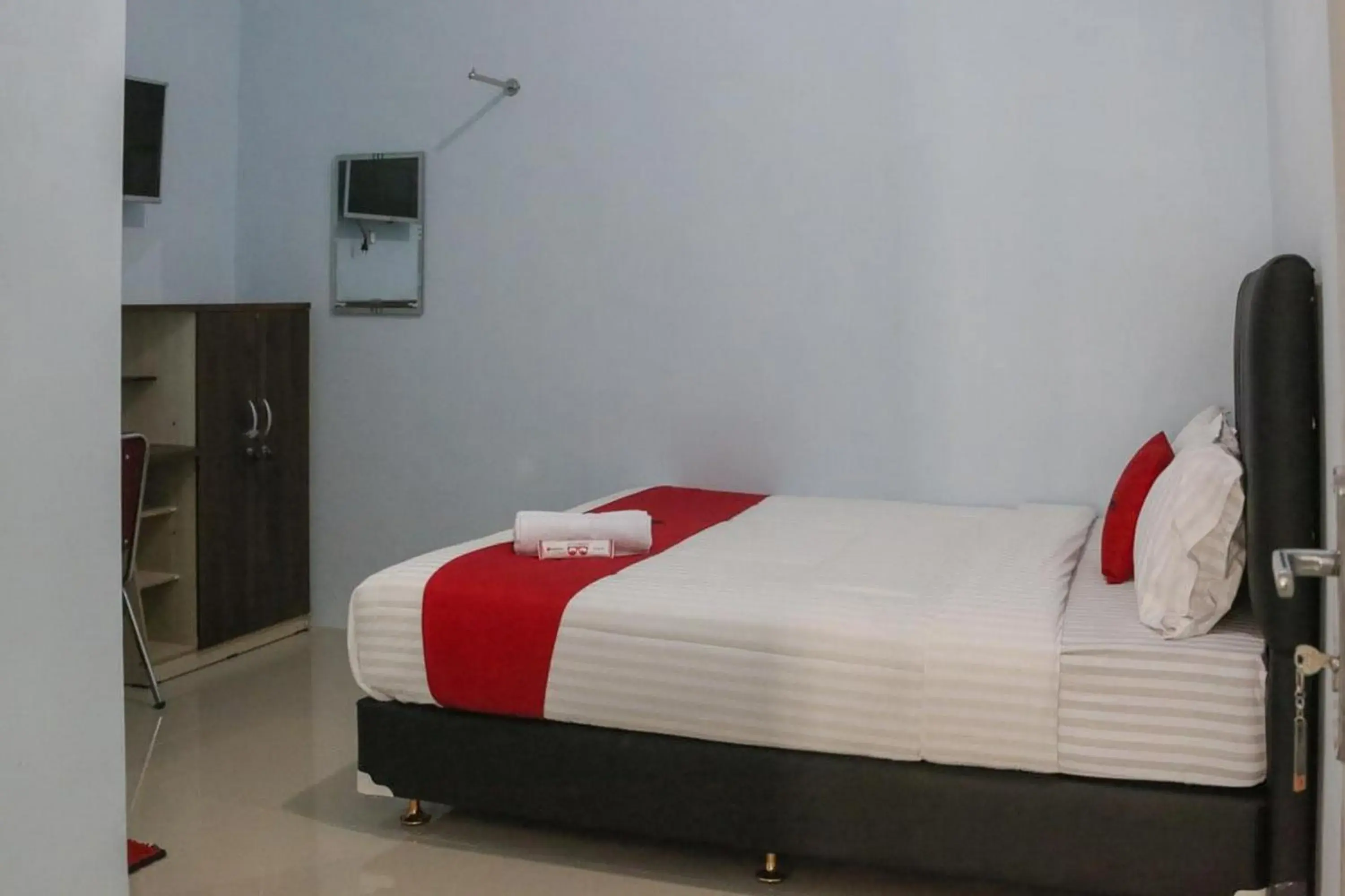 Bedroom, Bed in RedDoorz Syariah near Suncity Mall Madiun Bedroom, Bed in RedDoorz Syariah near Suncity Mall Madiun