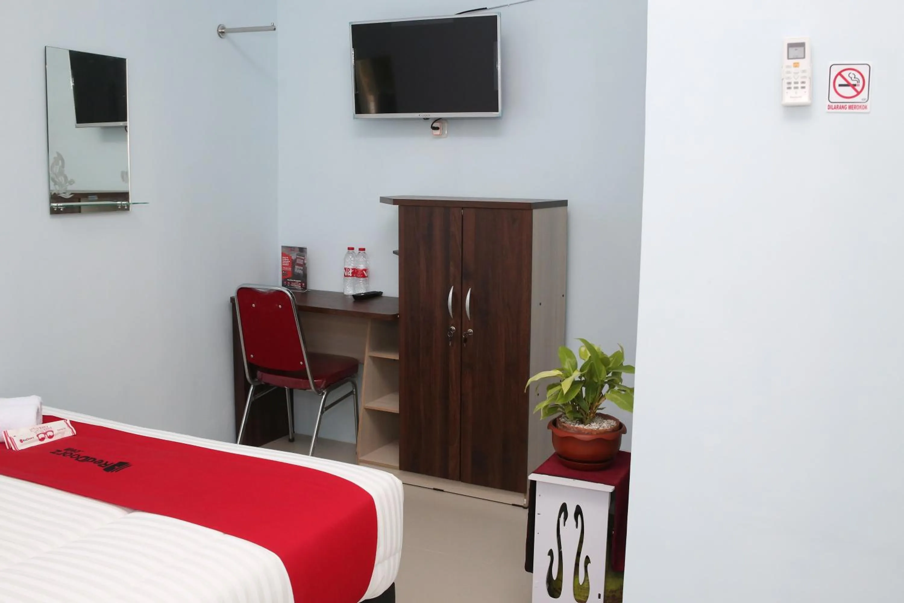 Bed in RedDoorz Syariah near Suncity Mall Madiun