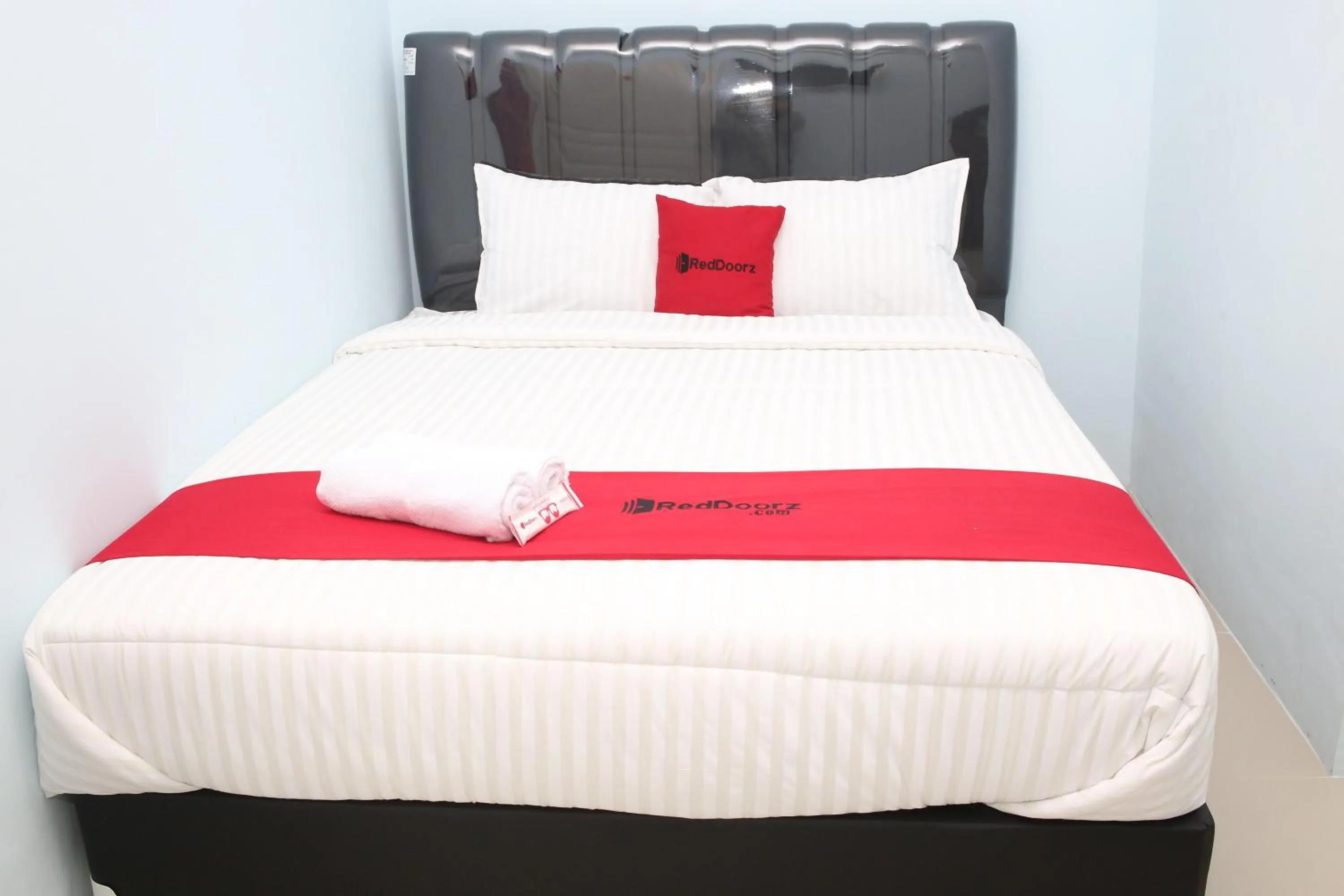 Bed in RedDoorz Syariah near Suncity Mall Madiun