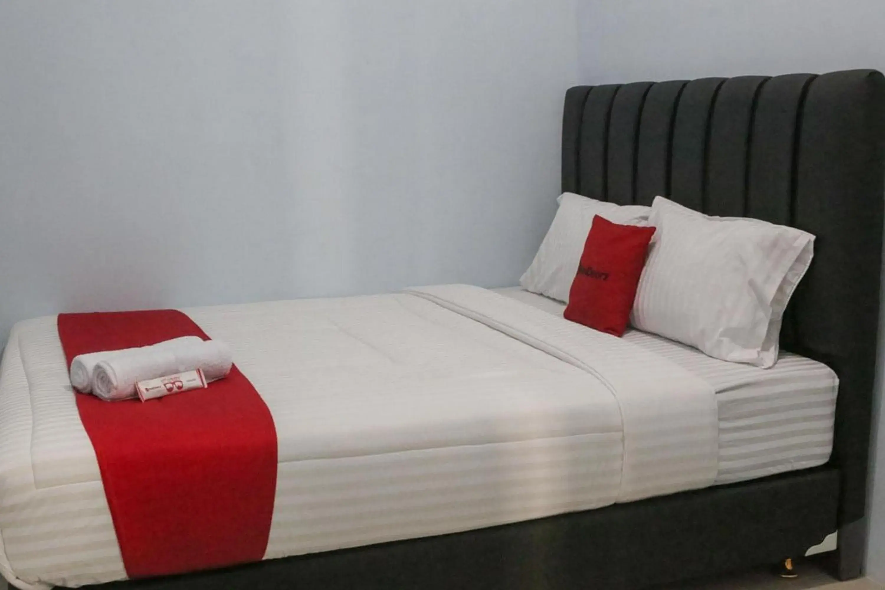 Bedroom, Bed in RedDoorz Syariah near Suncity Mall Madiun Bedroom, Bed in RedDoorz Syariah near Suncity Mall Madiun