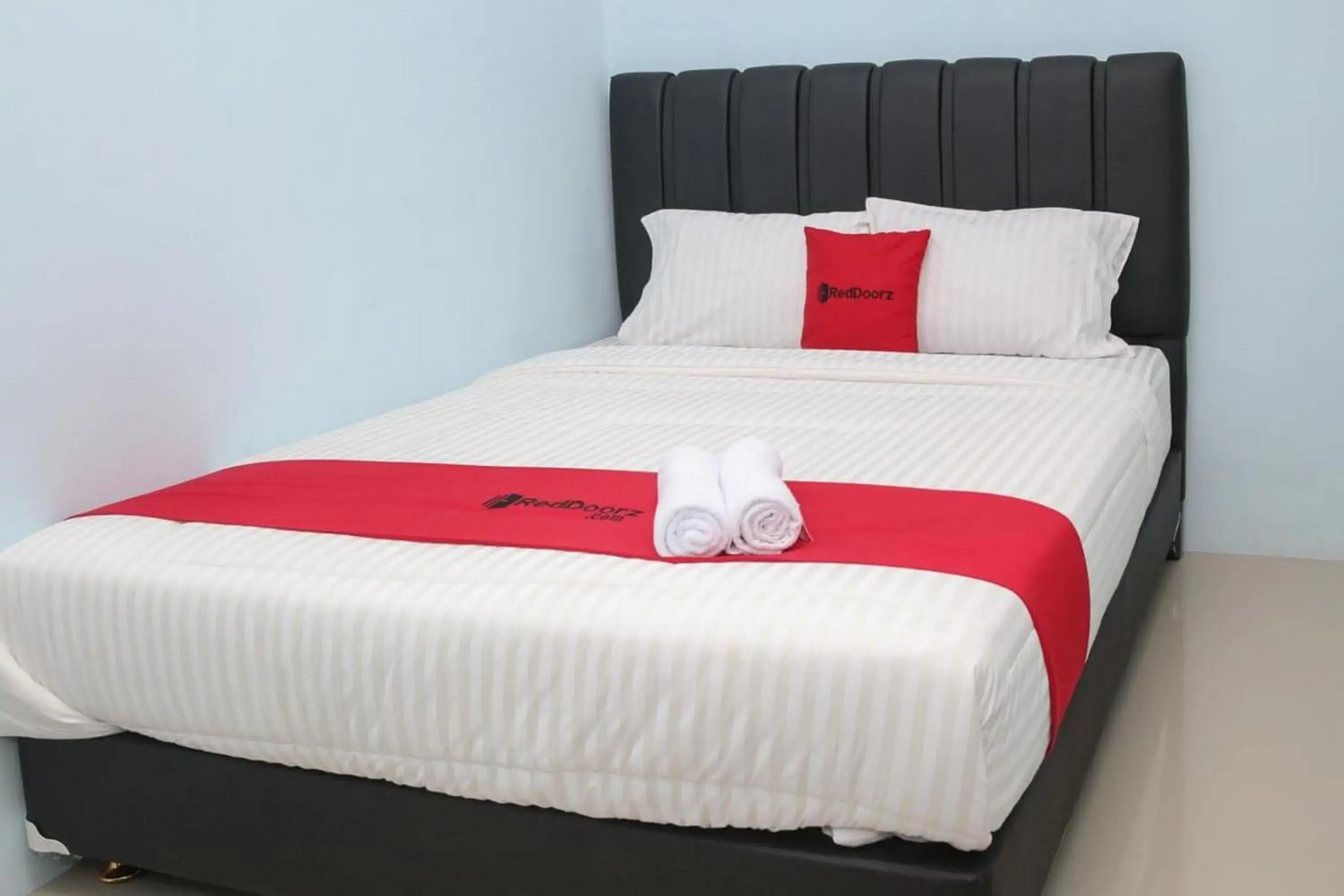 Bedroom, Bed in RedDoorz Syariah near Suncity Mall Madiun Bedroom, Bed in RedDoorz Syariah near Suncity Mall Madiun