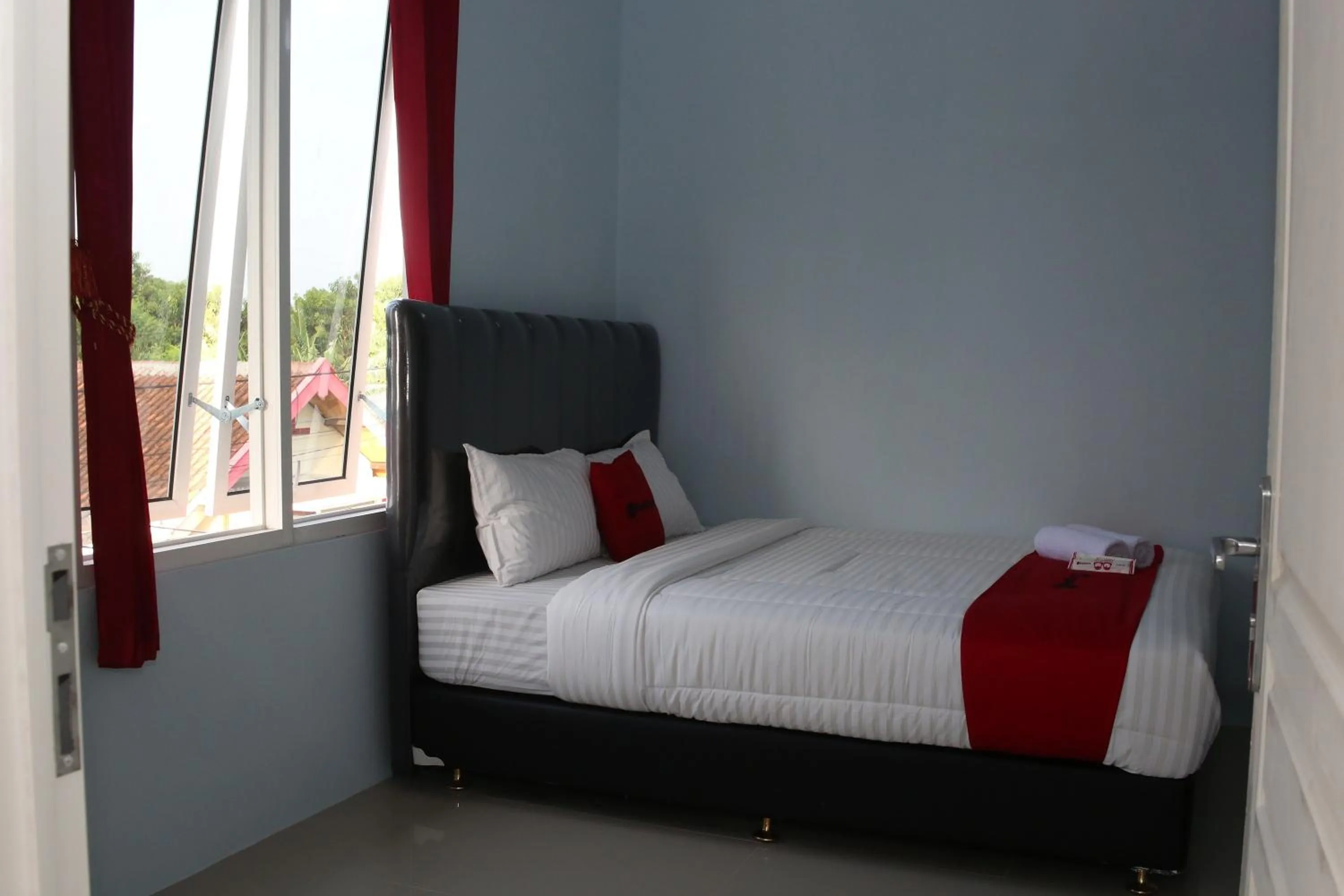Bed in RedDoorz Syariah near Suncity Mall Madiun