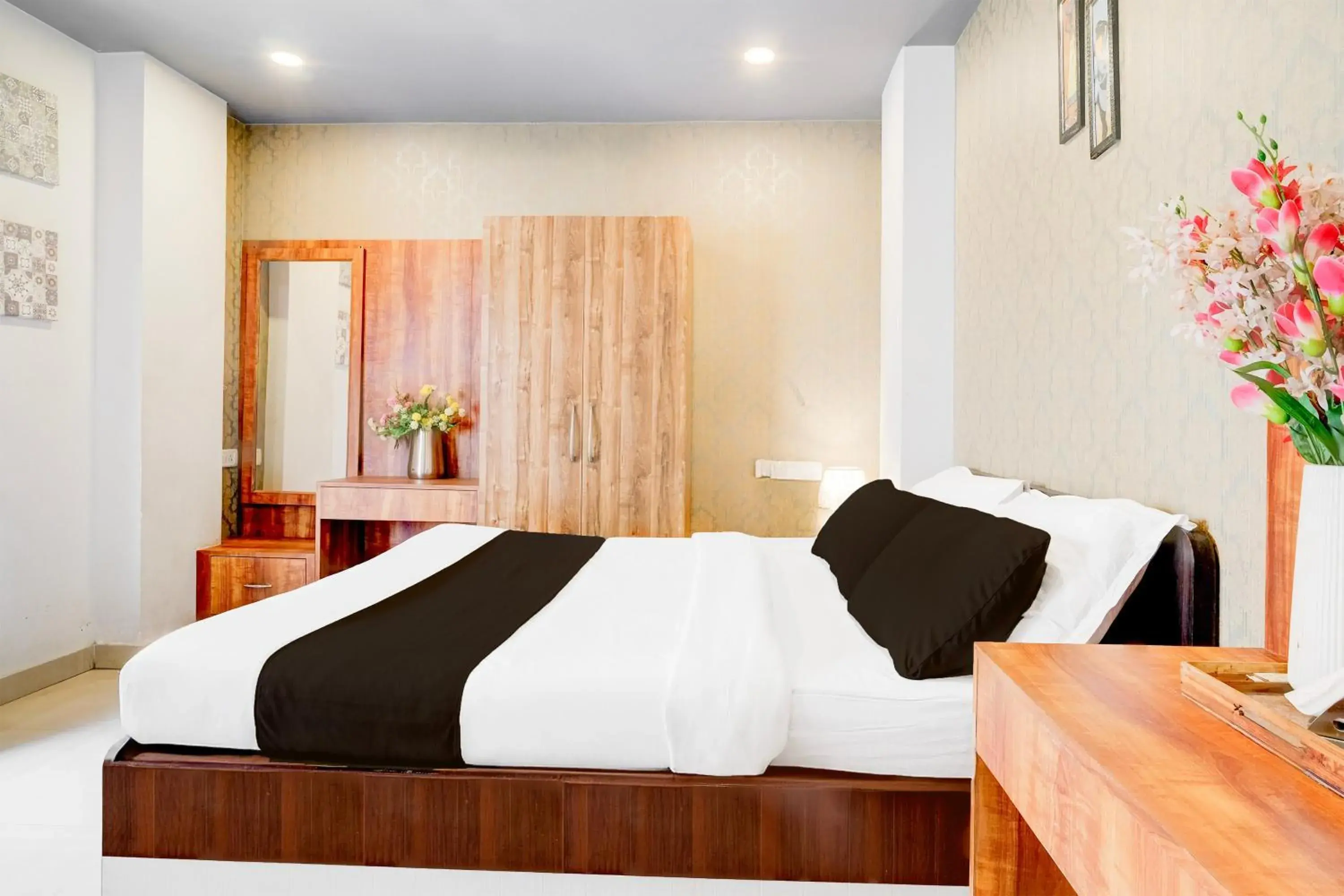 Bedroom, Bed in Super Townhouse Beltola Tiniali Formerly Hotel Pratishtha Bedroom, Bed in Super Townhouse Beltola Tiniali Formerly Hotel Pratishtha