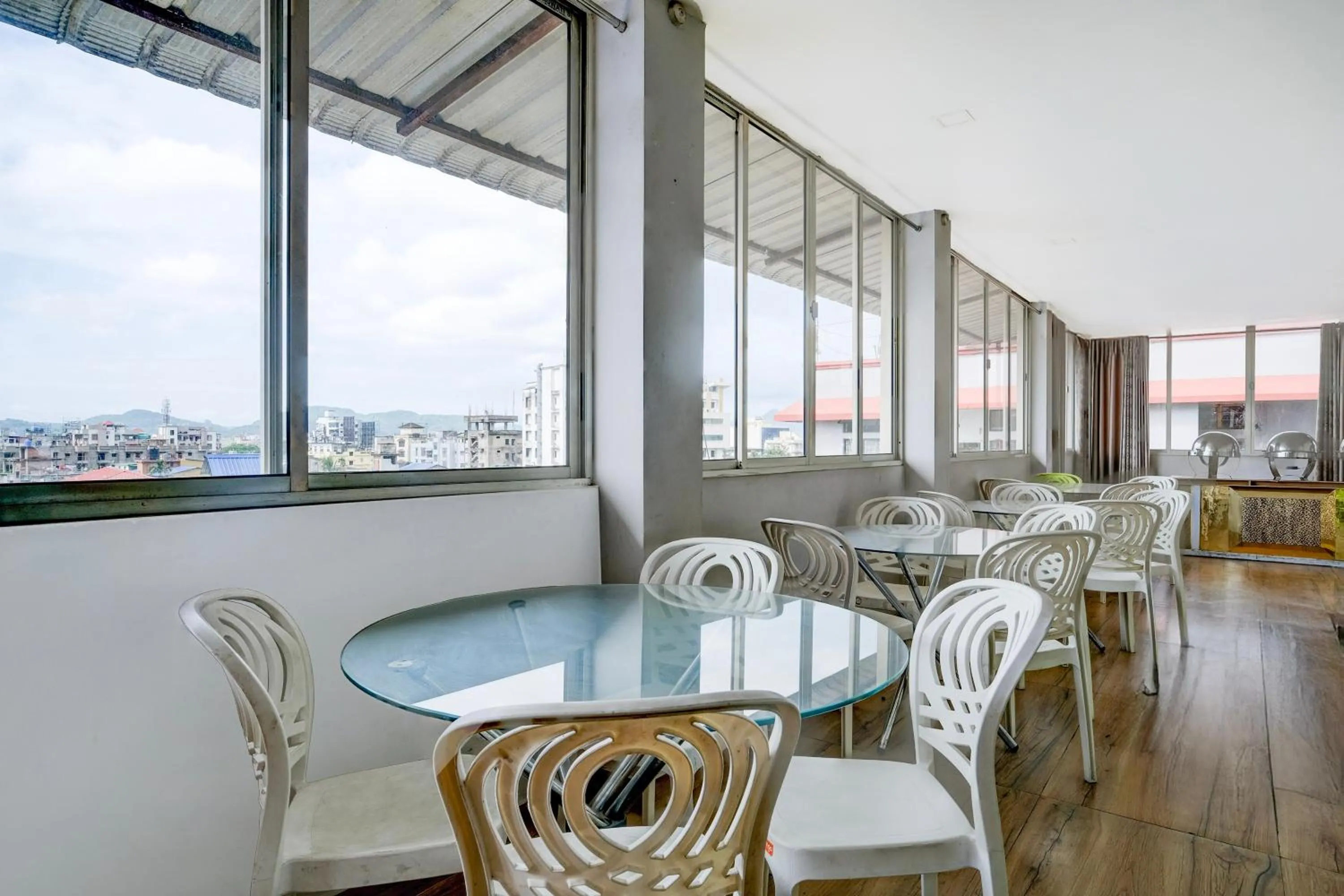 Restaurant/places to eat in Super Townhouse Beltola Tiniali Formerly Hotel Pratishtha