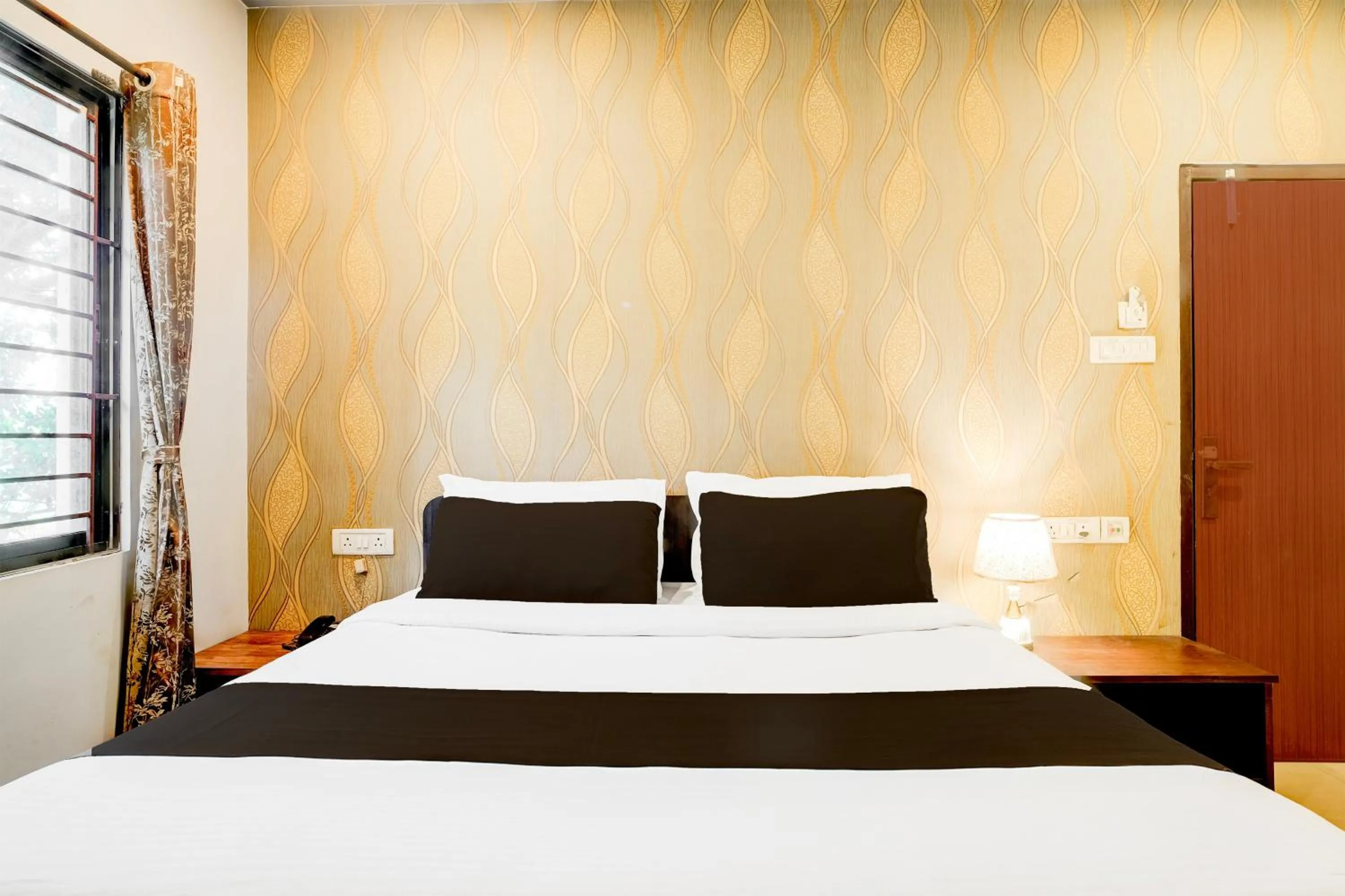 Bedroom, Bed in Super Townhouse Beltola Tiniali Formerly Hotel Pratishtha