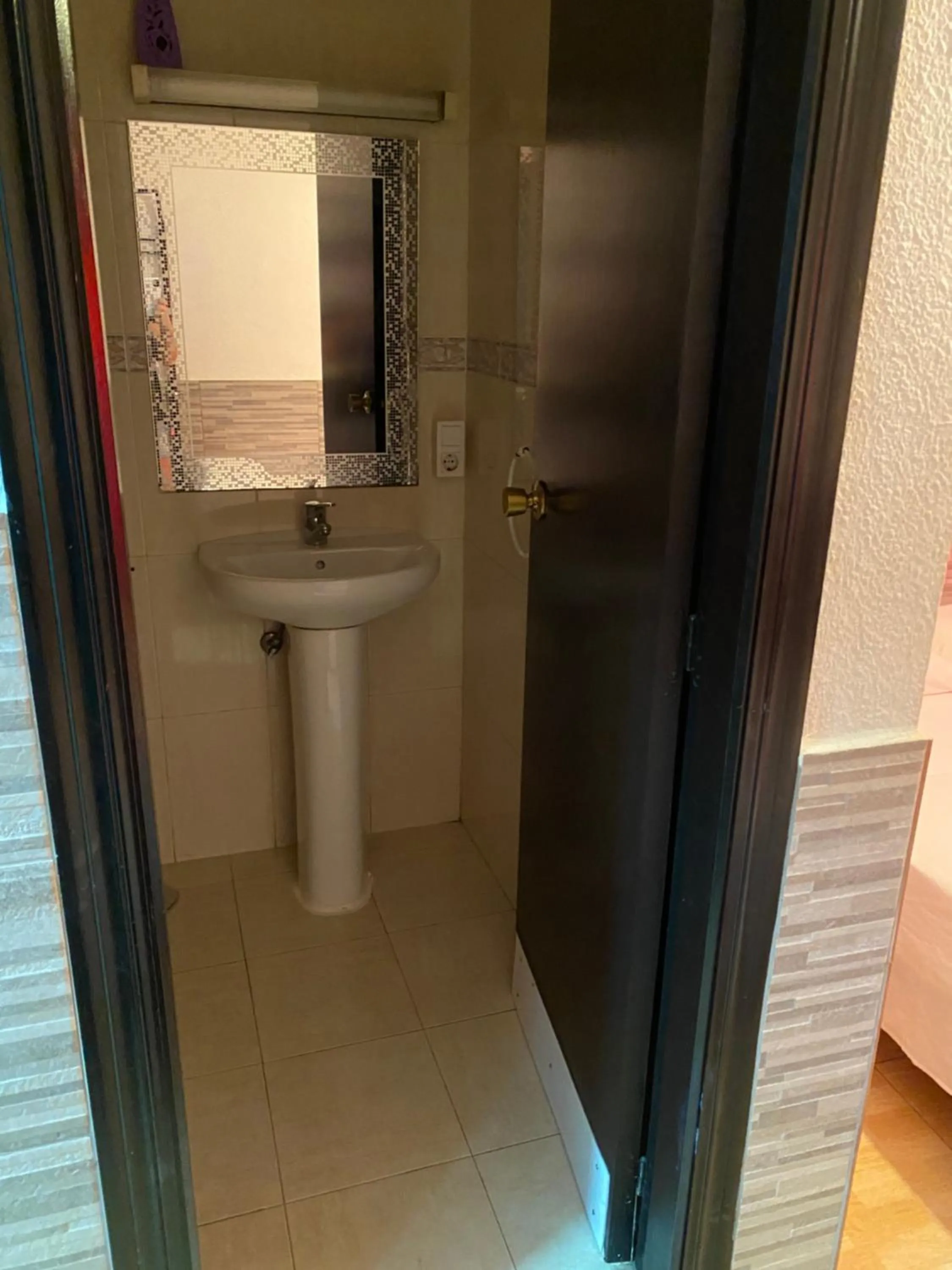 Shower in PENSIÓN ROSA
