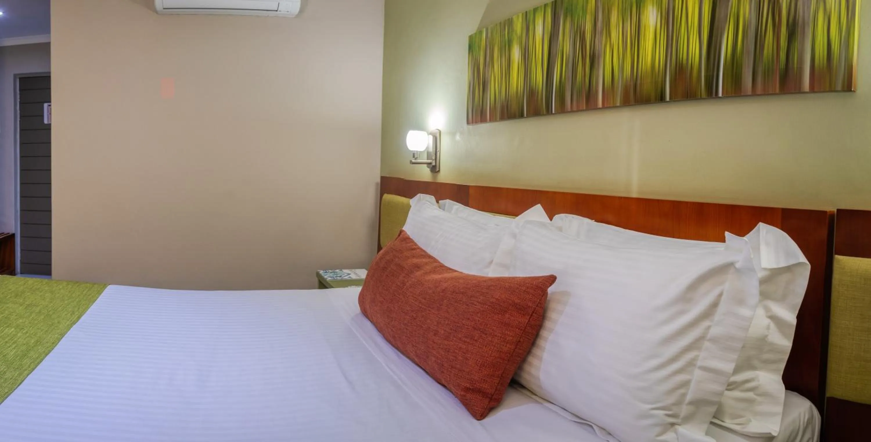 Property building, Bed in Travelodge