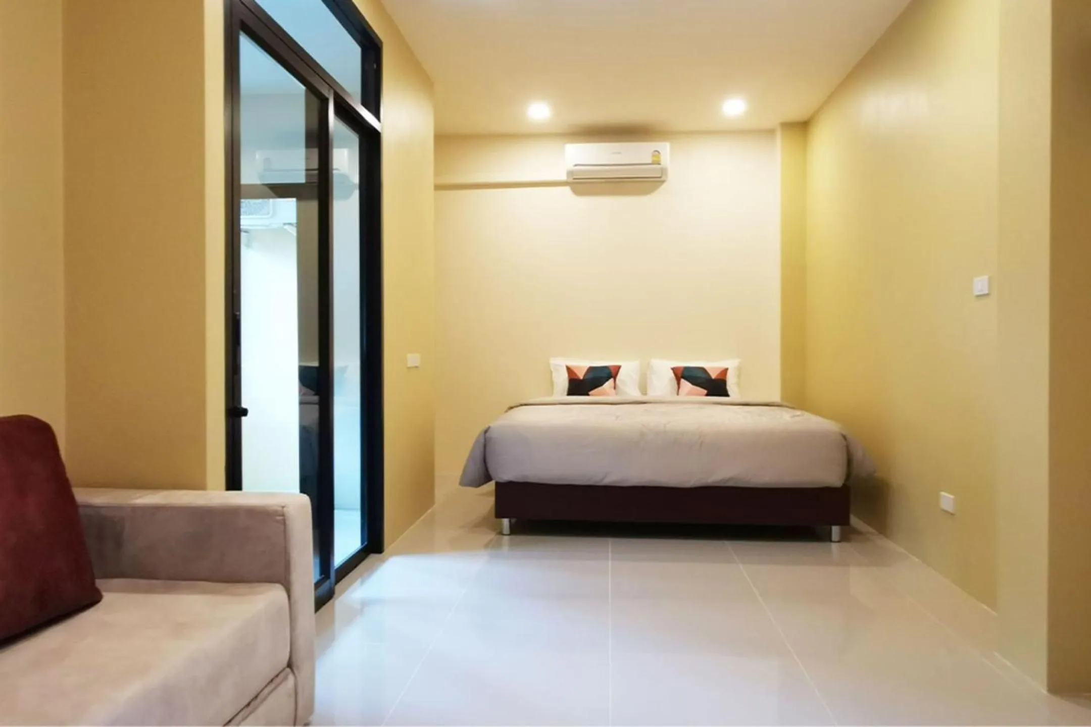 Photo of the whole room, Bed in The Middle Town SHA