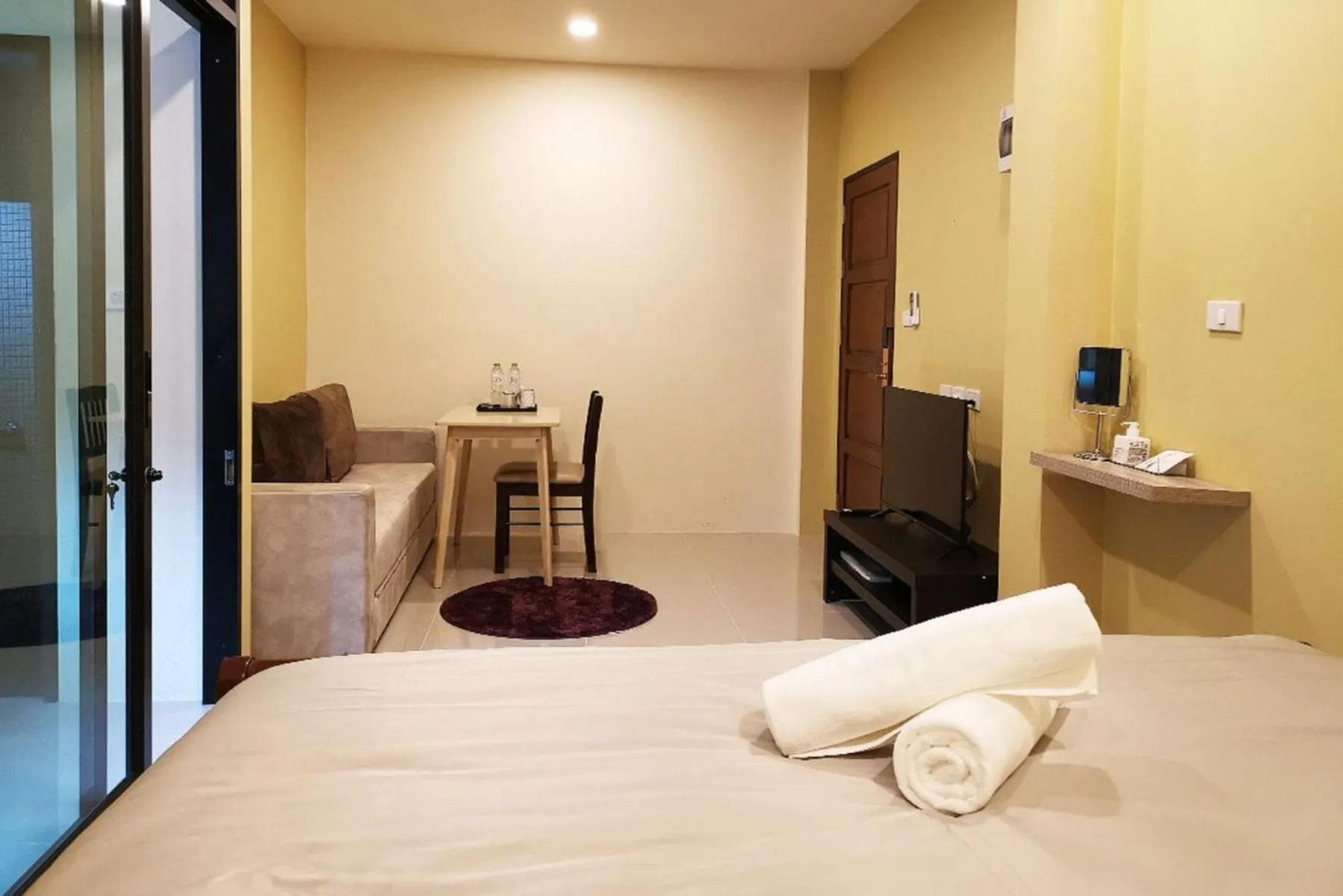 Photo of the whole room, Bed in The Middle Town SHA