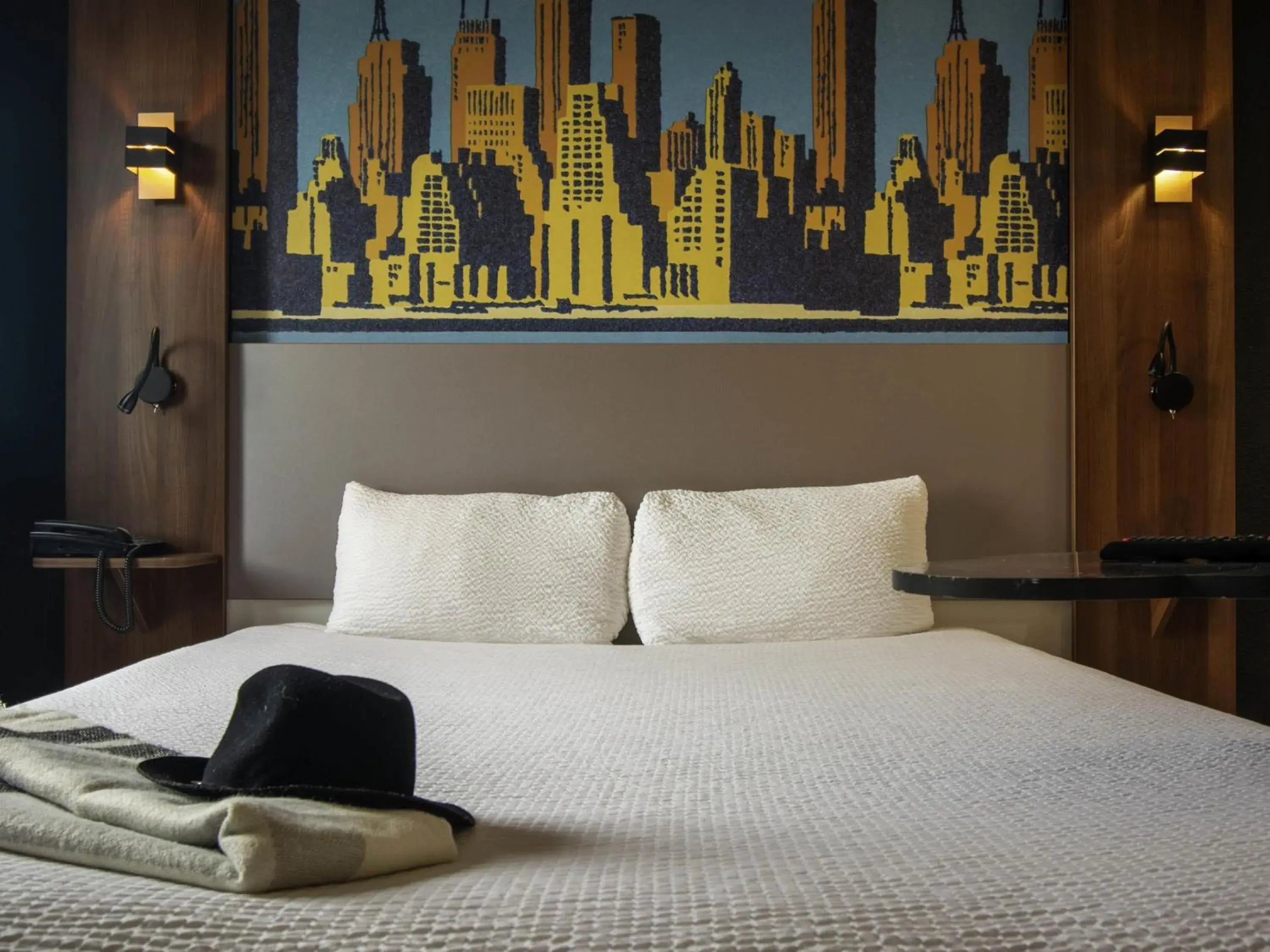 Family Room: Two Communicating Rooms with One Double Bed in Ibis Styles Toulouse Blagnac Aéroport Family Room: Two Communicating Rooms with One Double Bed in Ibis Styles Toulouse Blagnac Aéroport