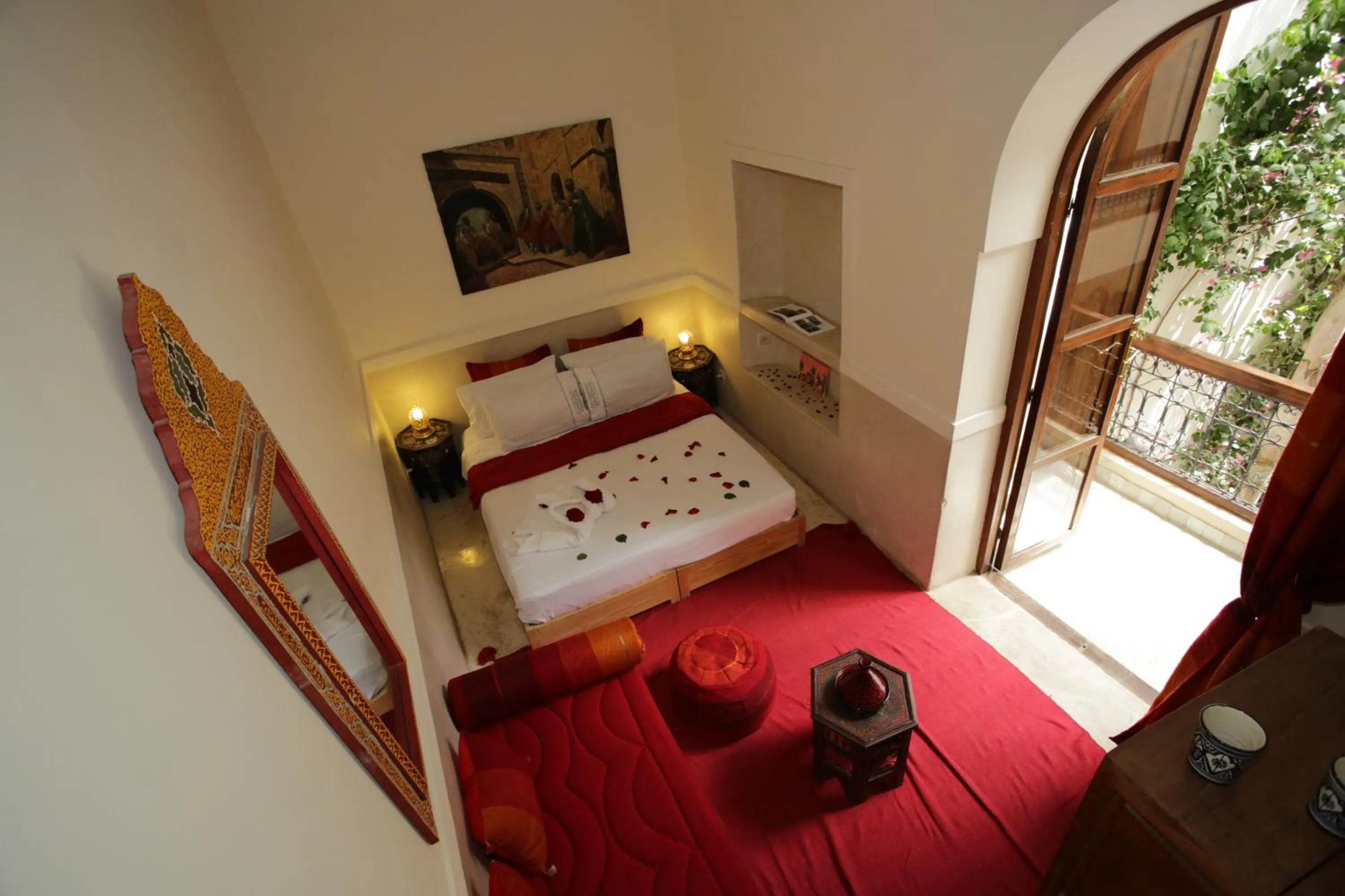 Bed in Riad white flowers