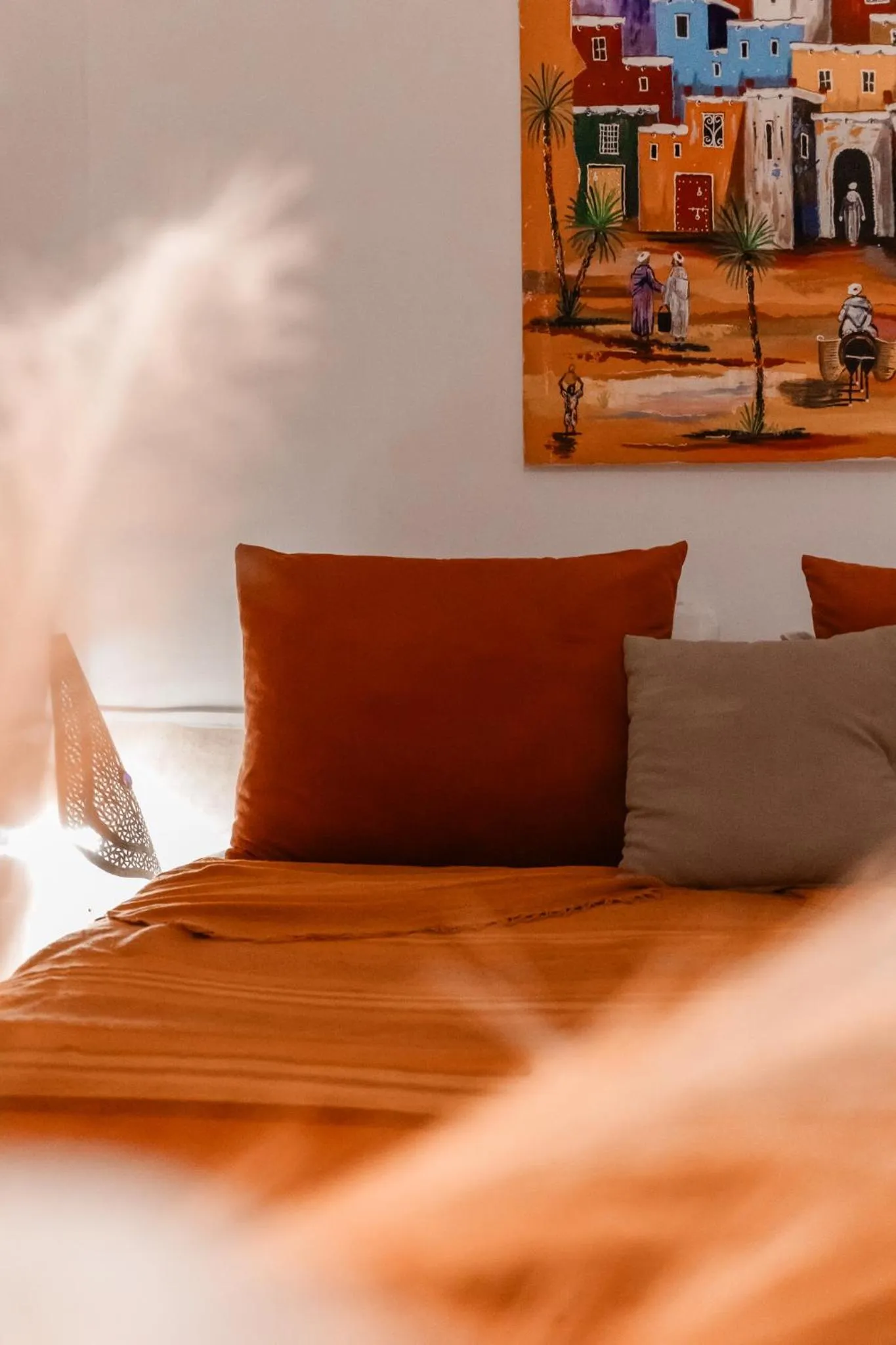 Bed in Riad white flowers