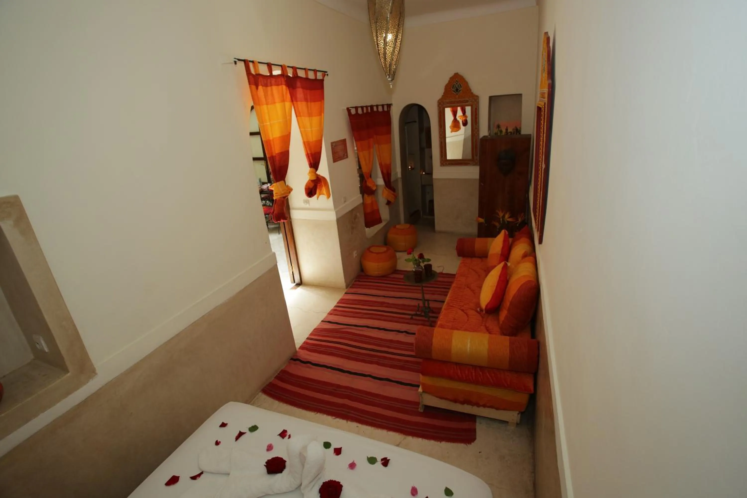 Bed in Riad white flowers