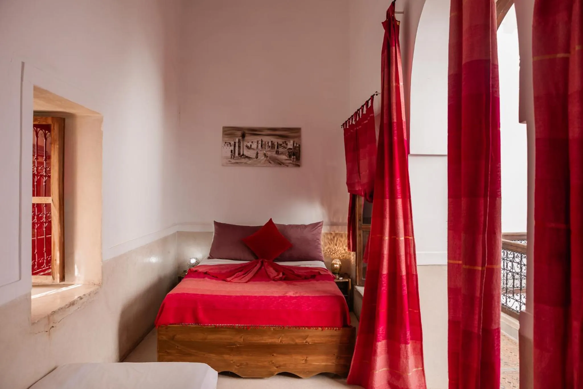 Bed in Riad white flowers