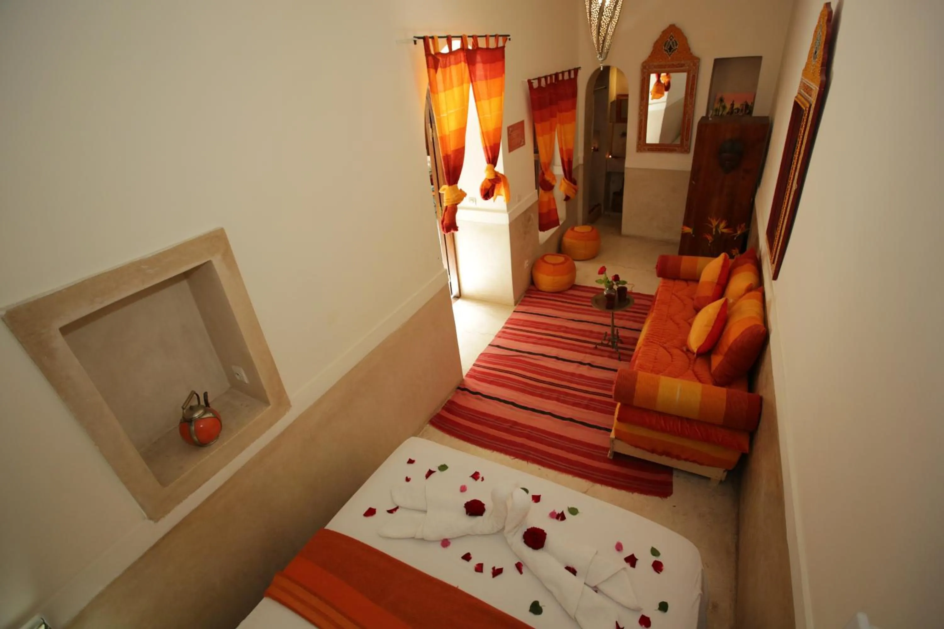 Double Room - single occupancy in Riad white flowers