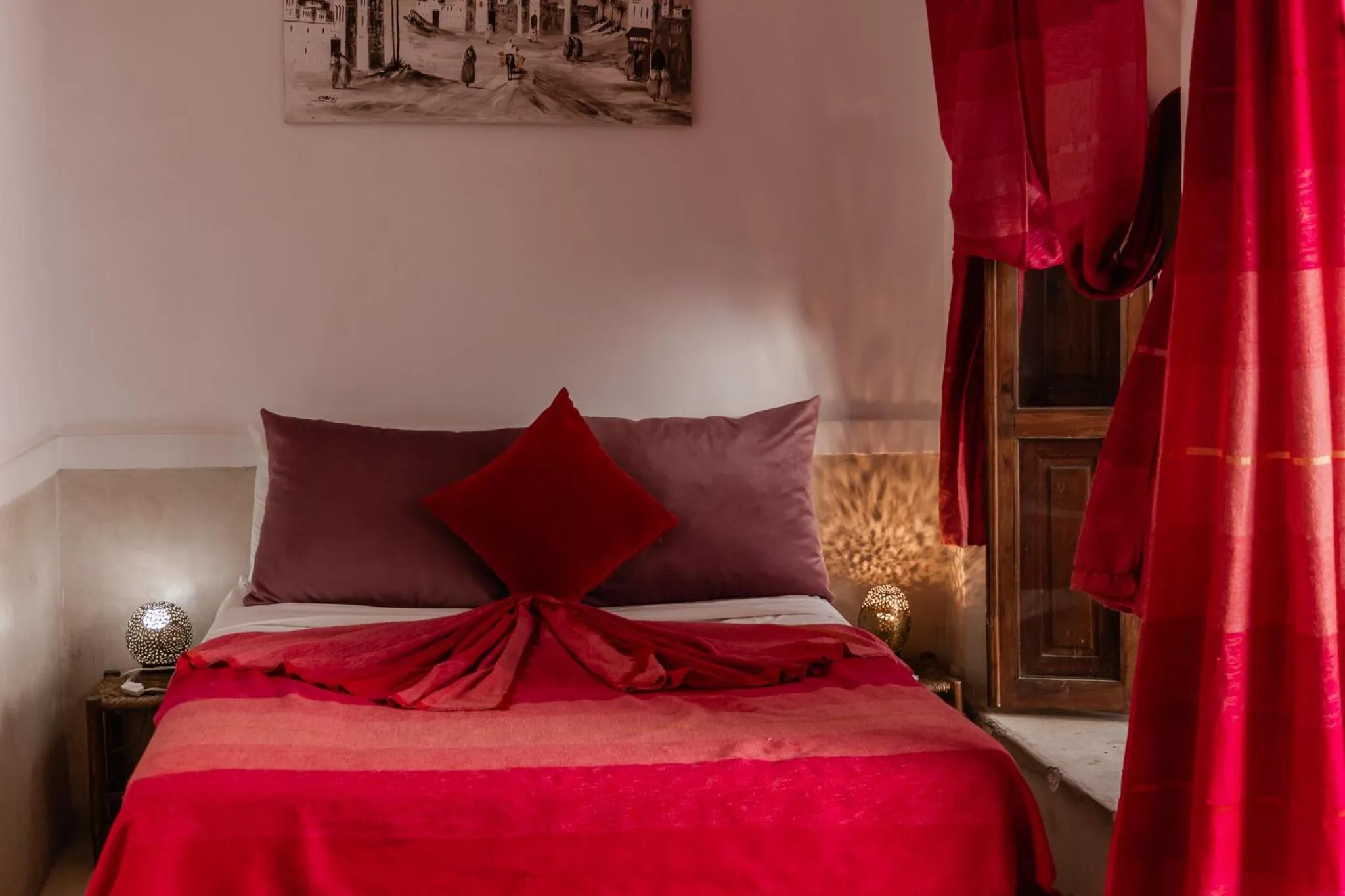 Bed in Riad white flowers