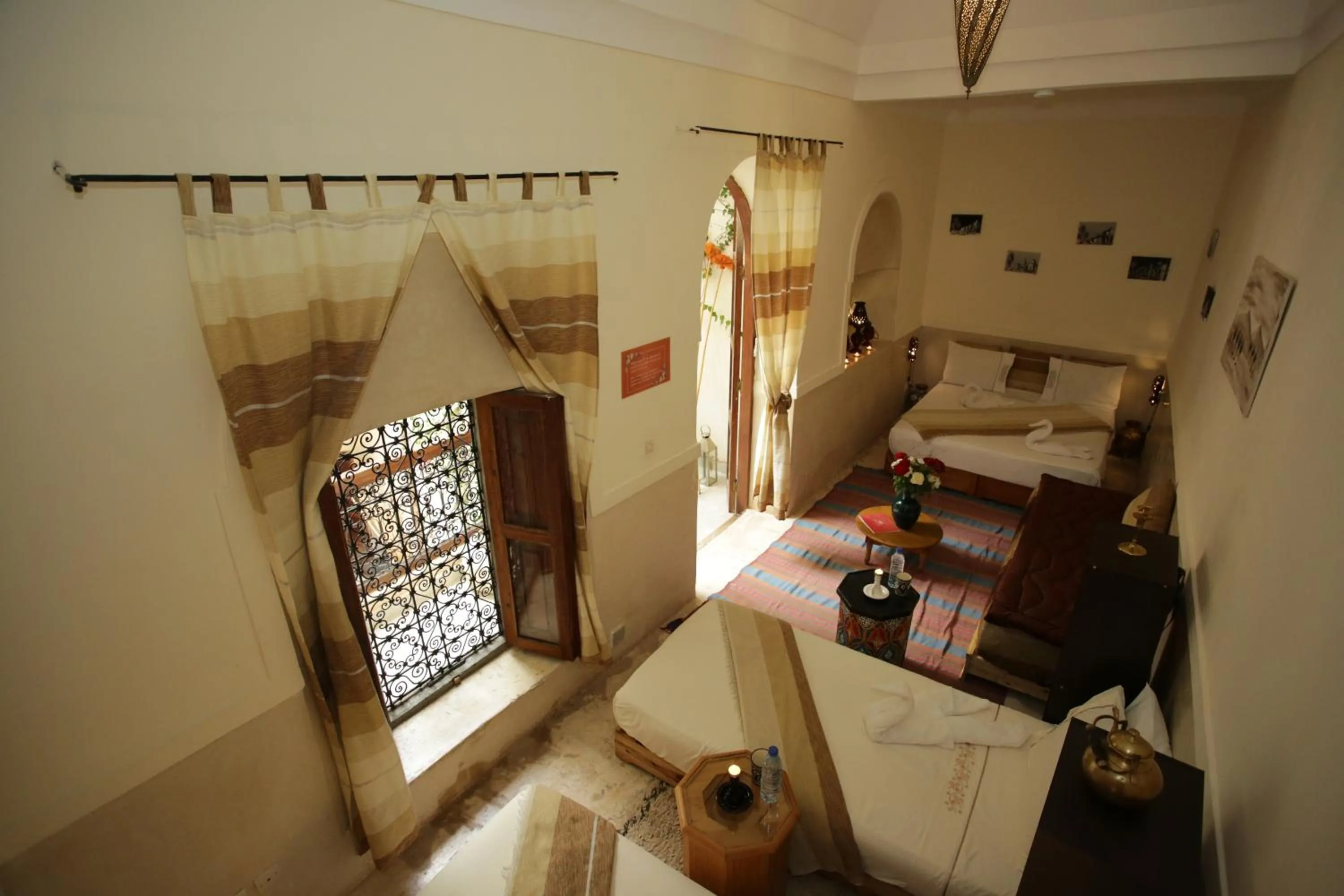 Bed in Riad white flowers