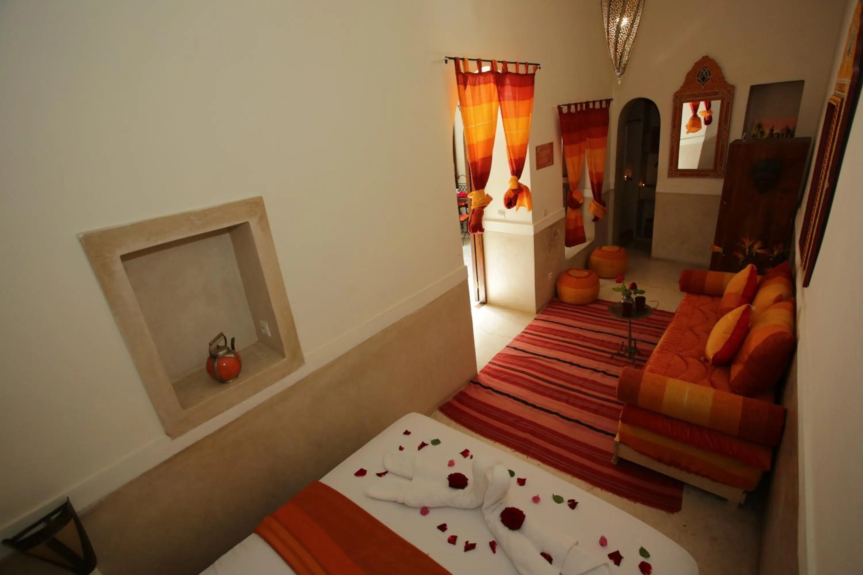 Bed in Riad white flowers