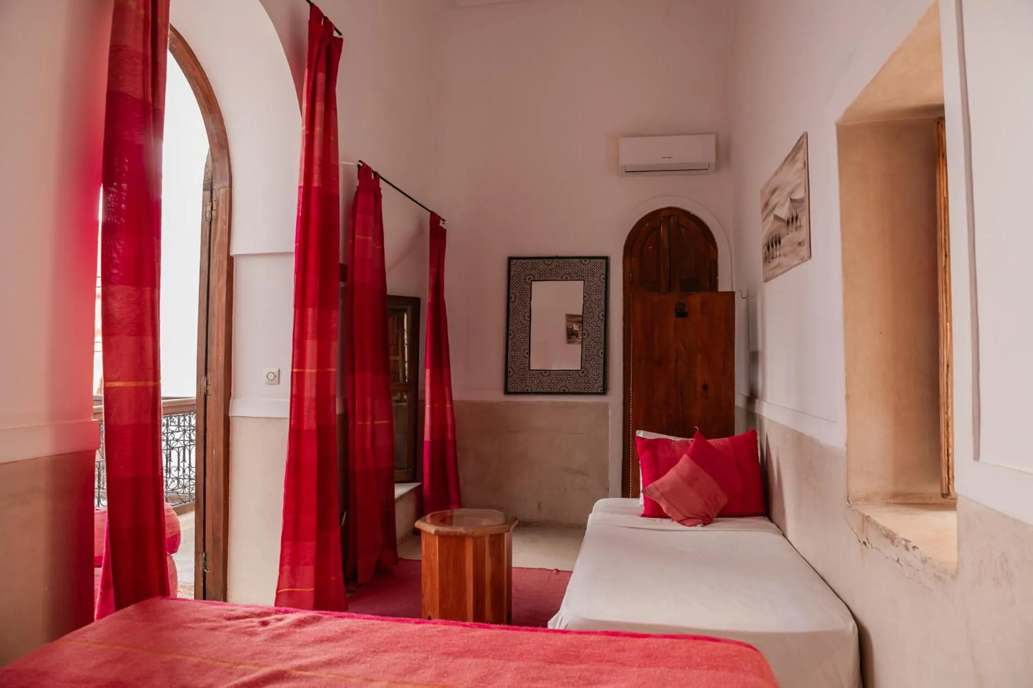 Bed in Riad white flowers