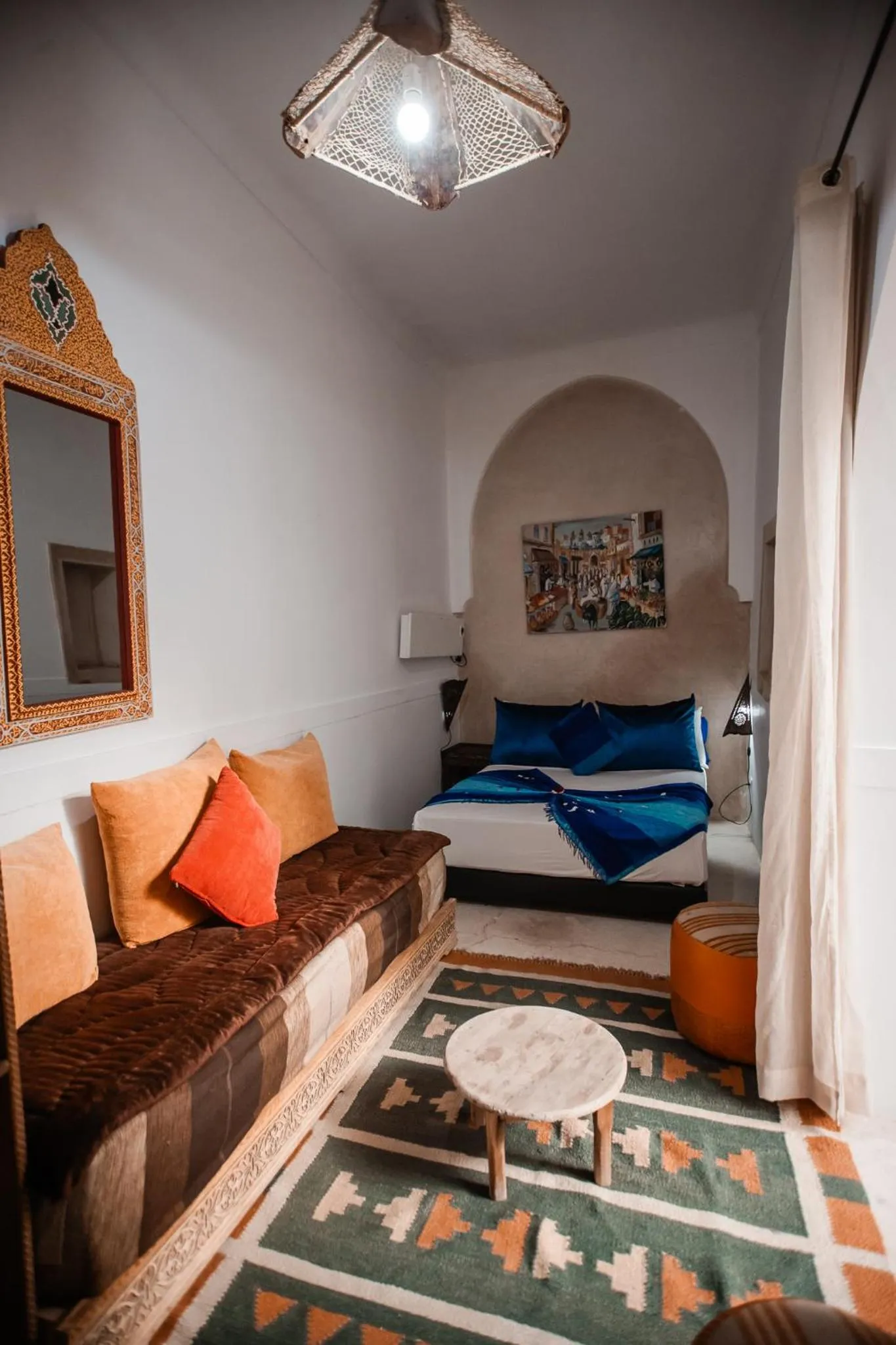 Bed in Riad white flowers