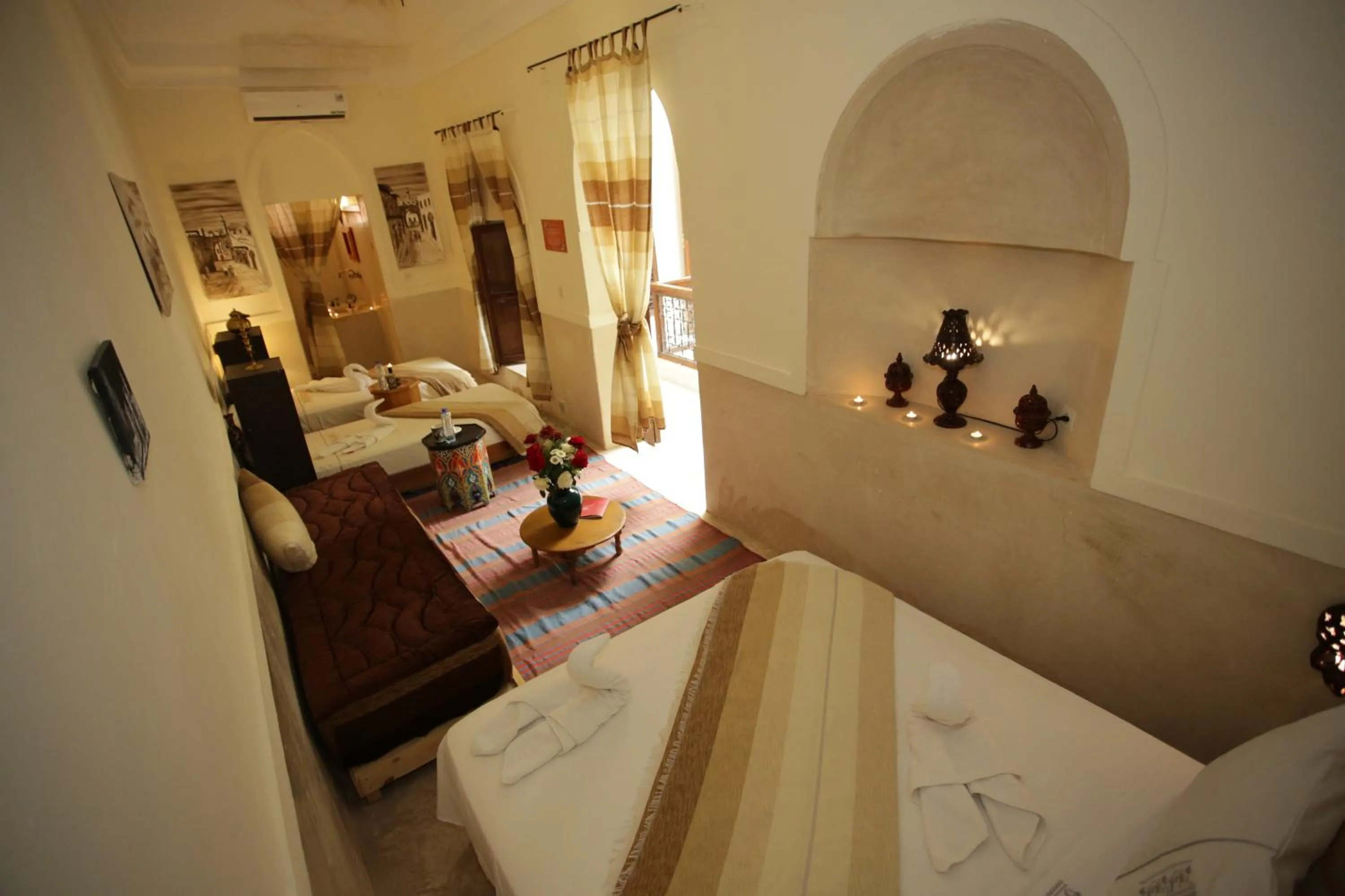 Bed in Riad white flowers