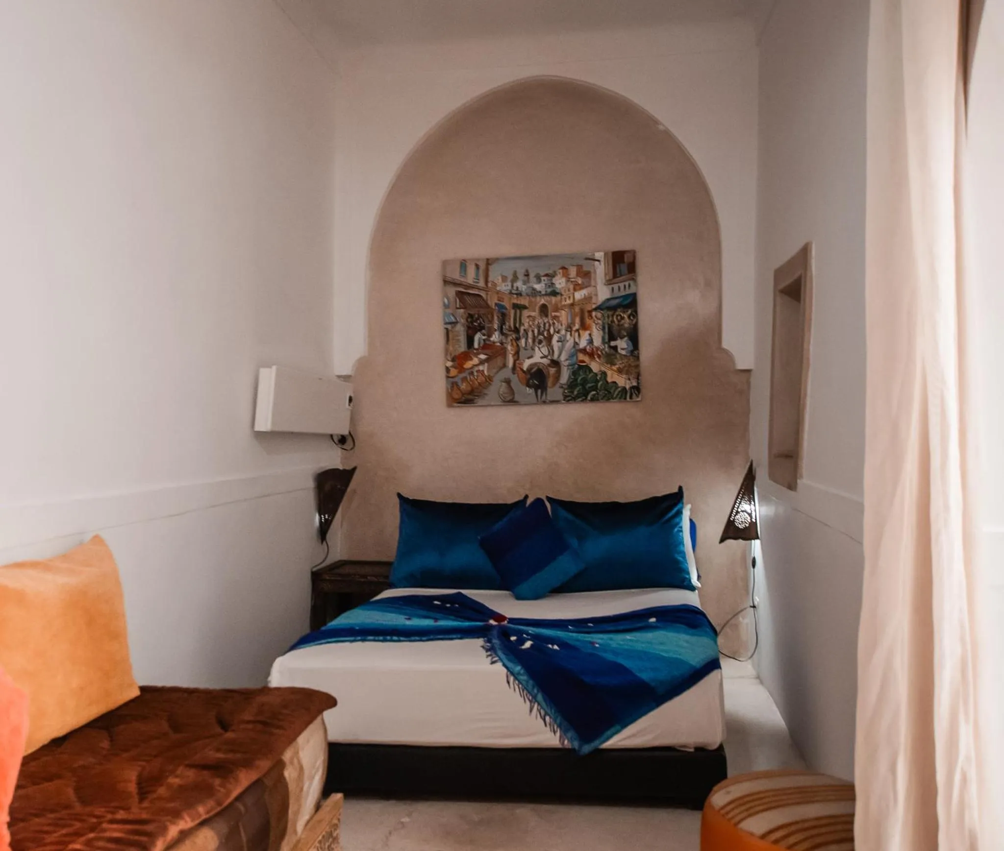 Bed in Riad white flowers