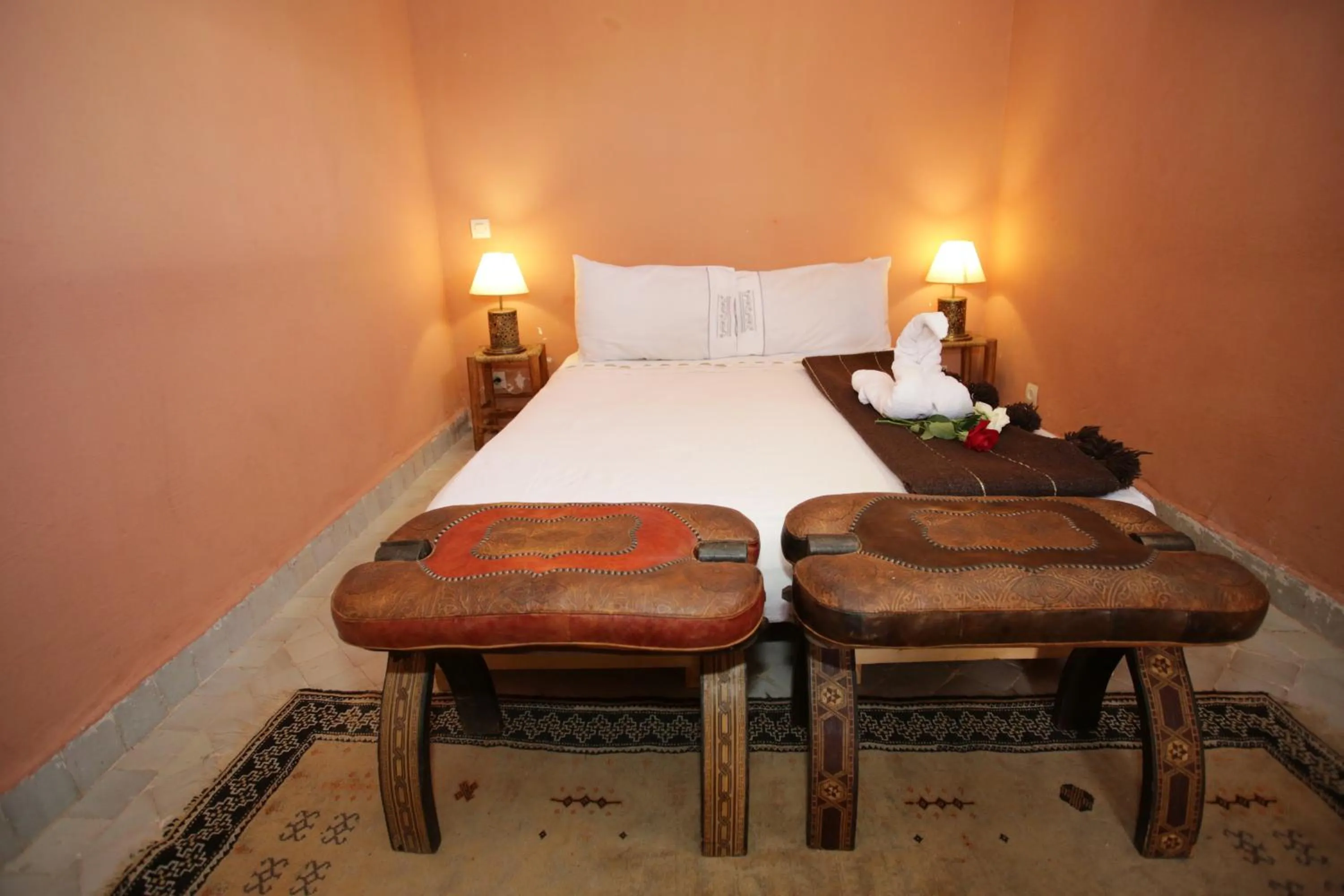 Bed in Riad white flowers