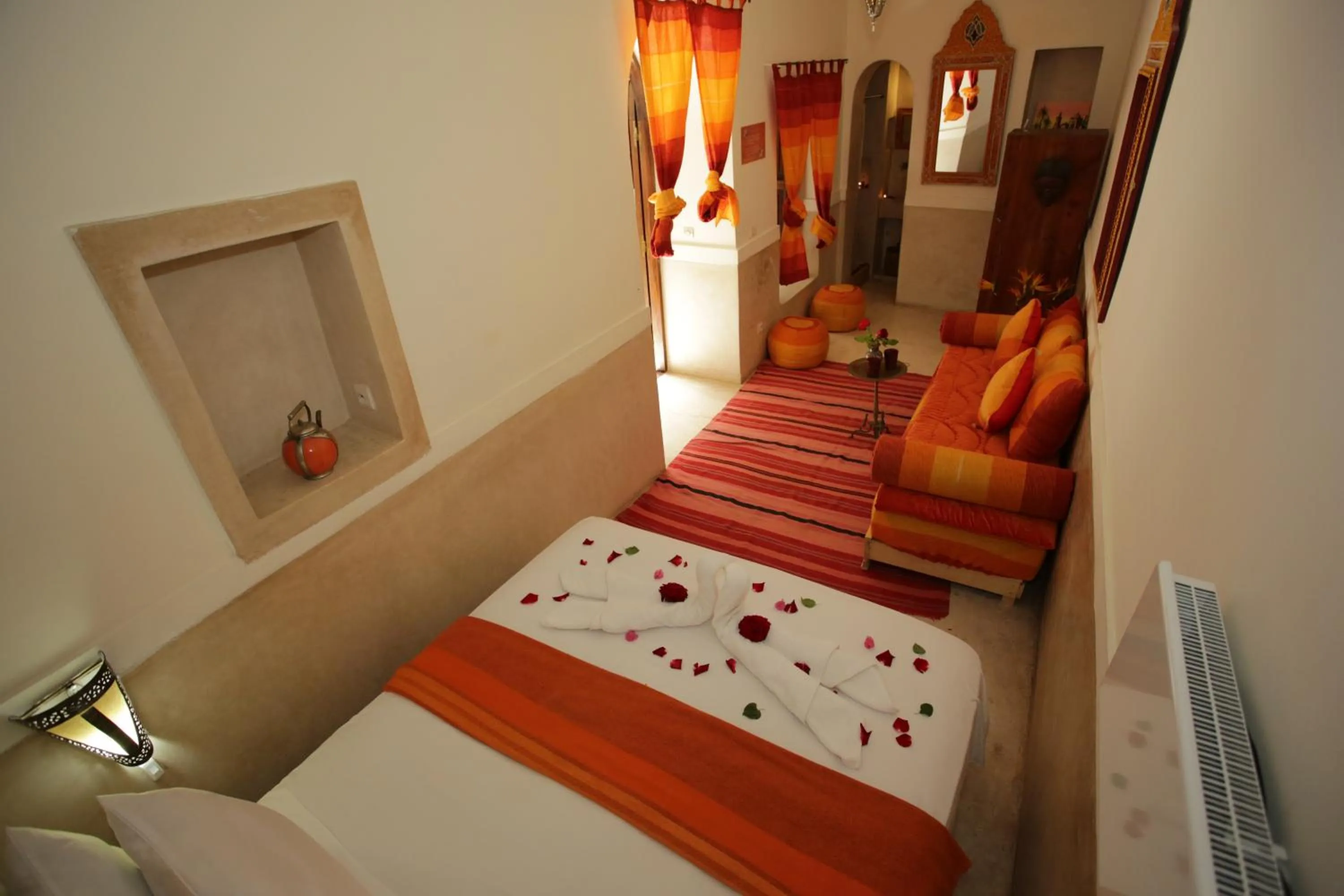 Bed in Riad white flowers