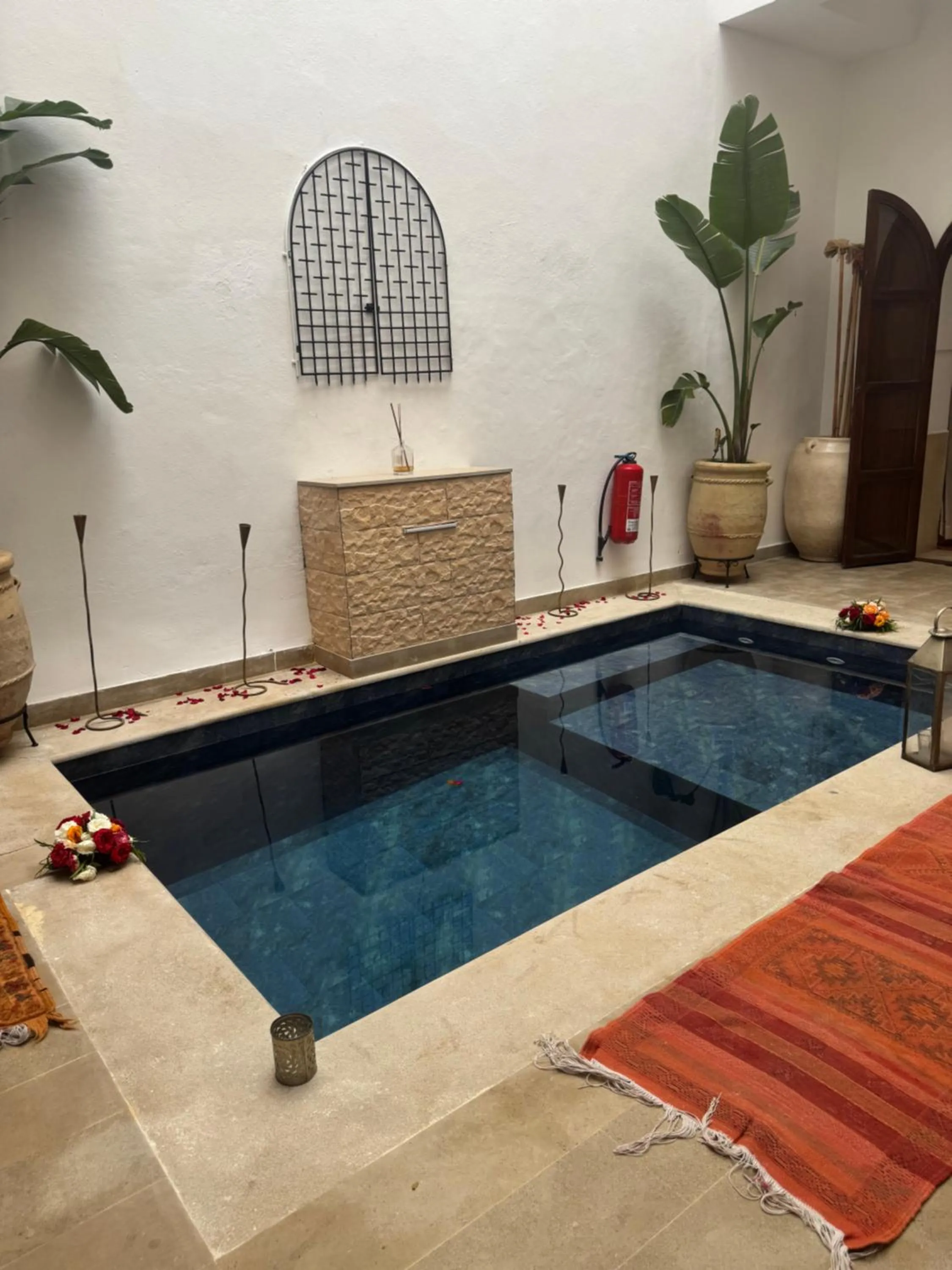 Pool view in Riad white flowers