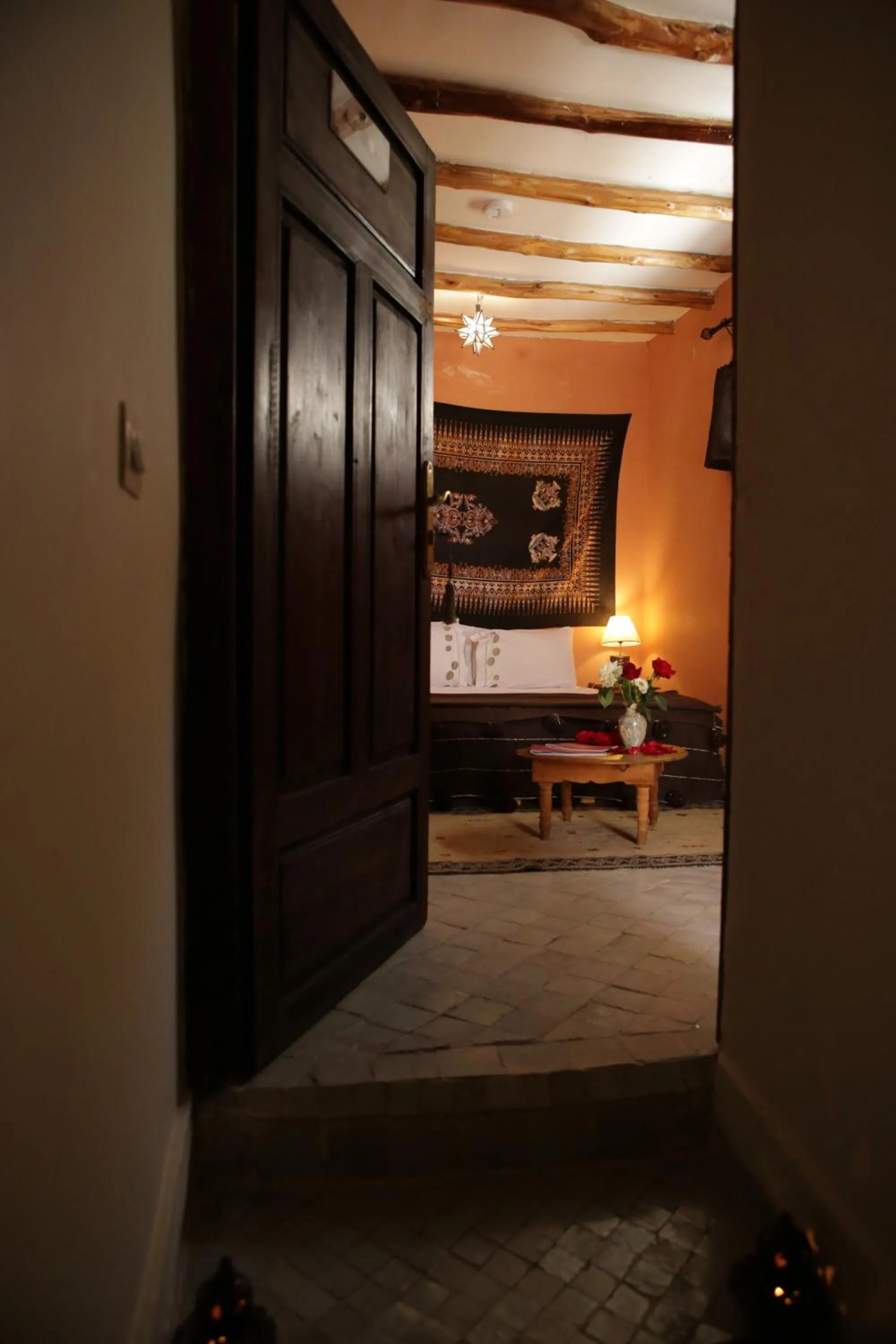 Bed in Riad white flowers
