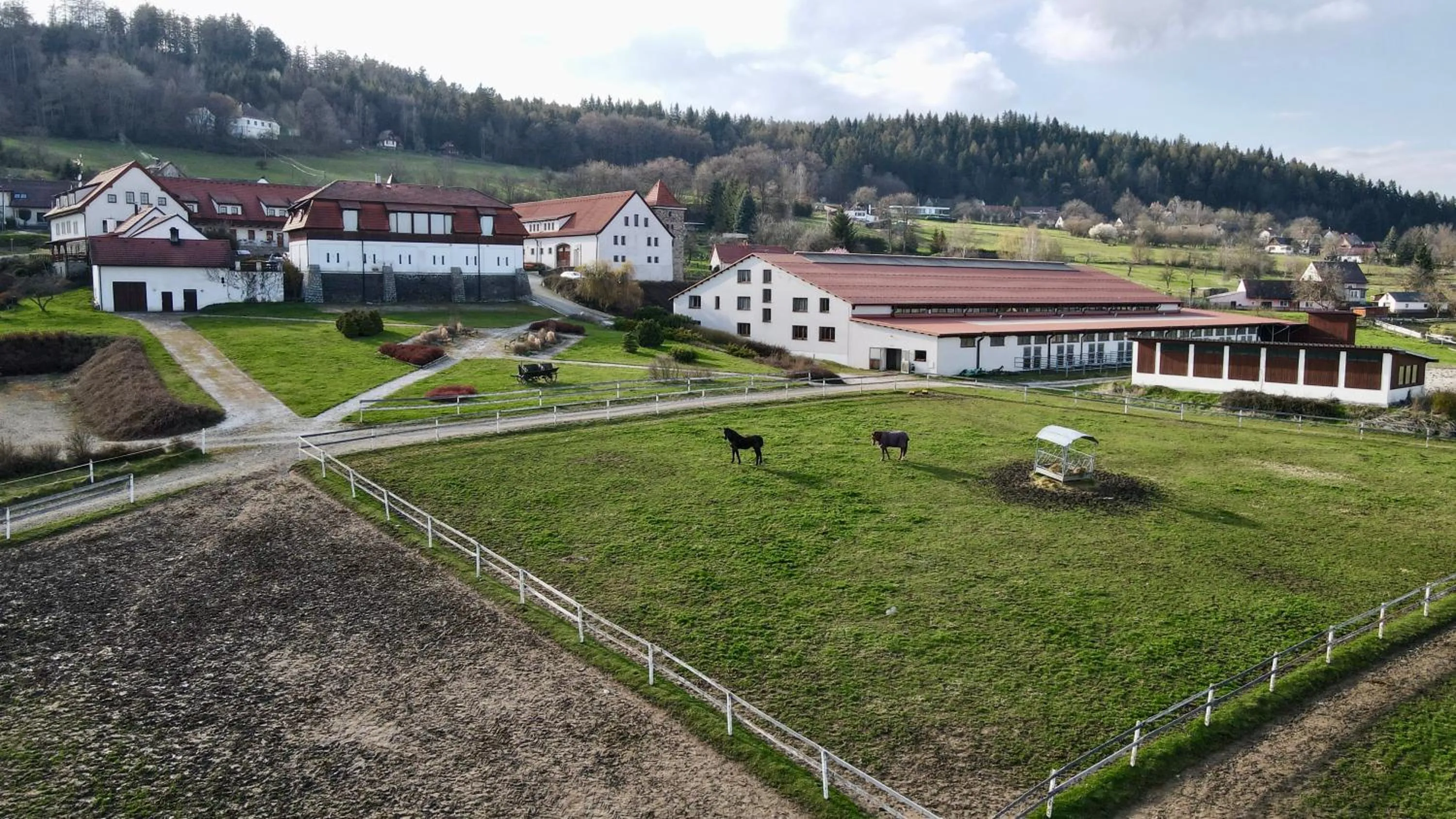 Hotelový a jezdecký areál Dvůr Krutěnice