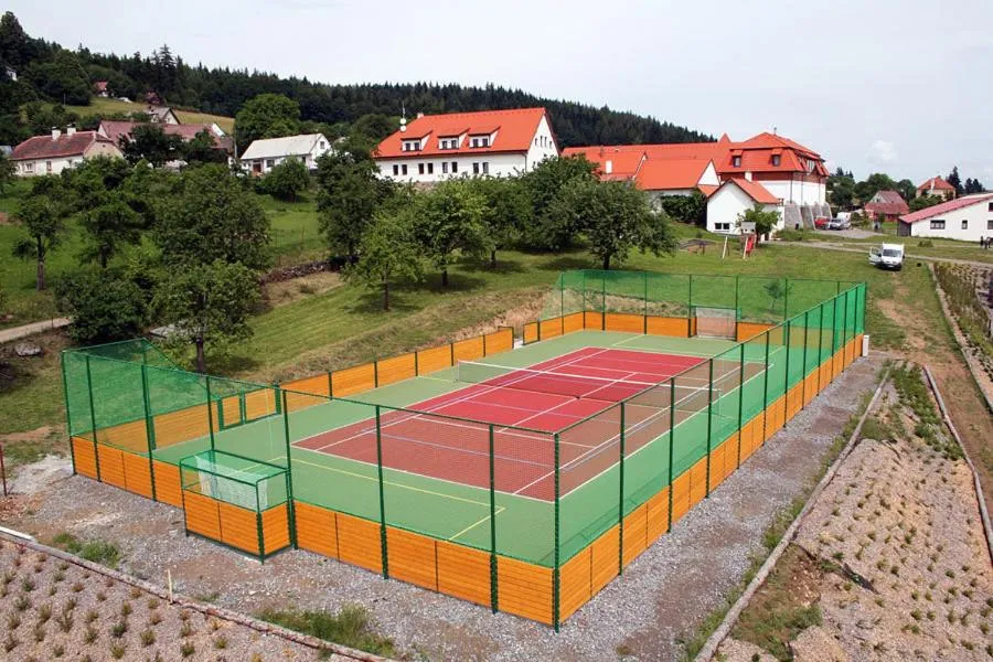 Tennis court in Hotelový a jezdecký areál Dvůr Krutěnice