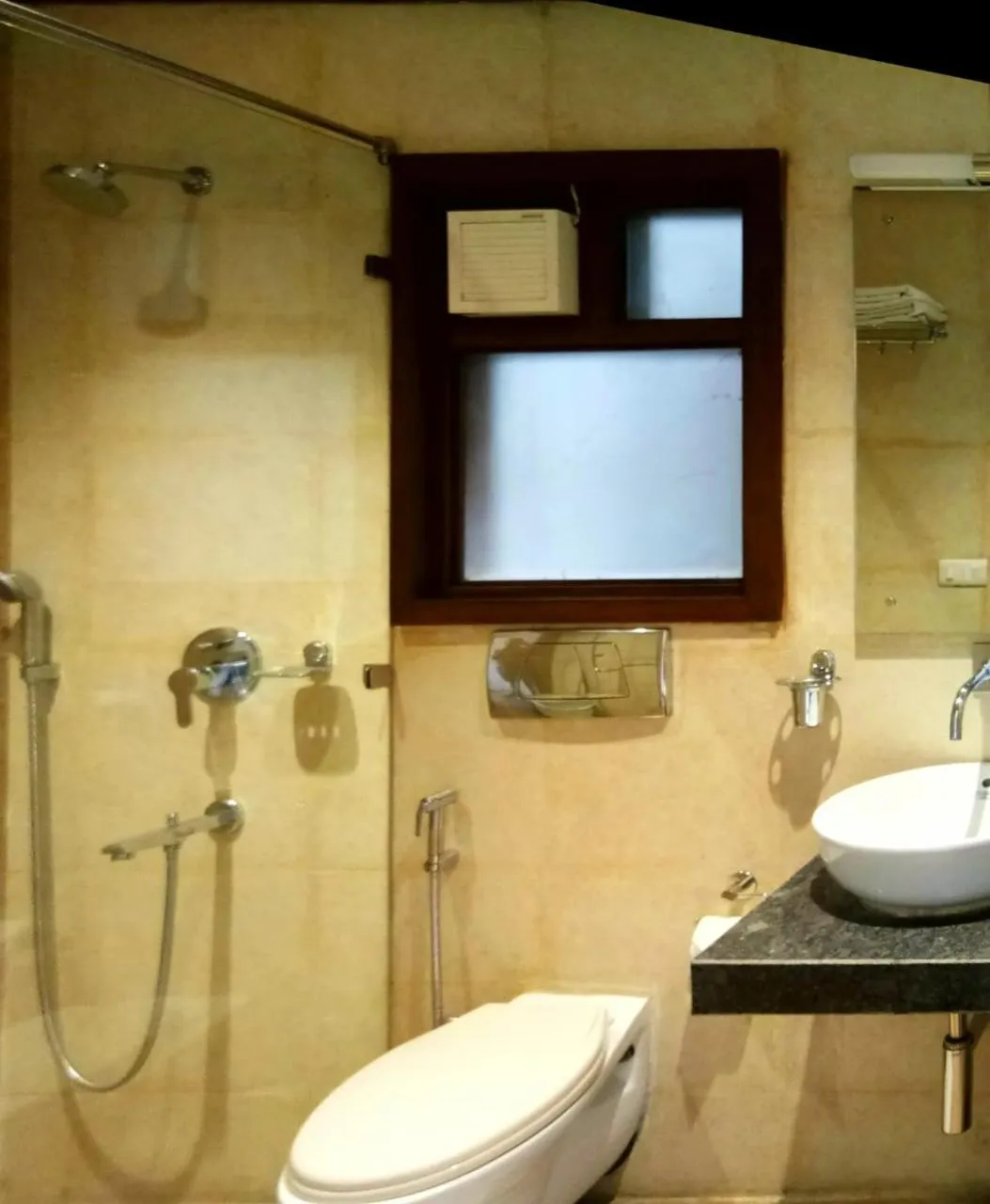 Shower in UDS Villa - Next to VFS, Walking to Connaught Place
