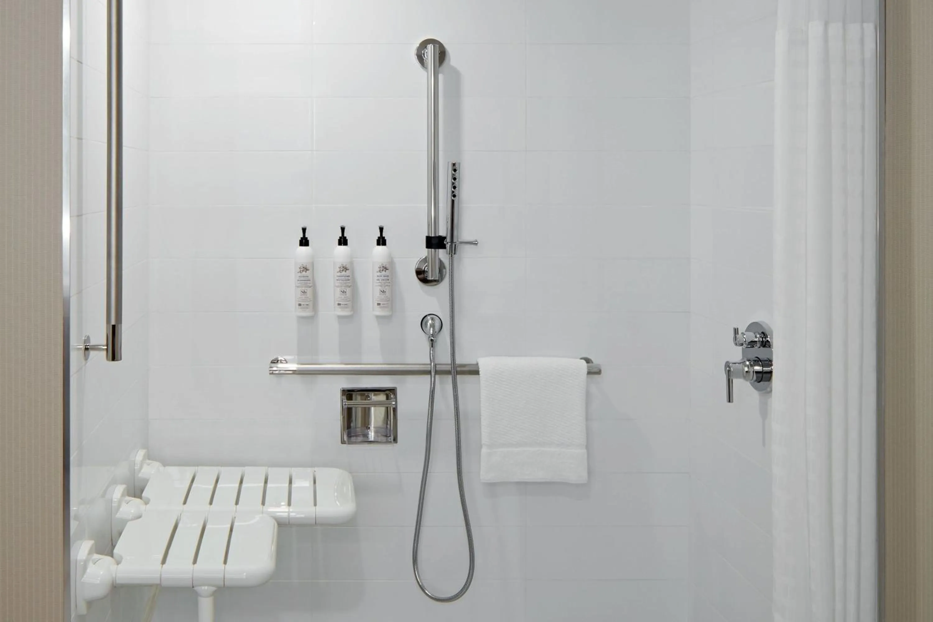 Photo of the whole room in Delta Hotels Calgary Airport In-Terminal