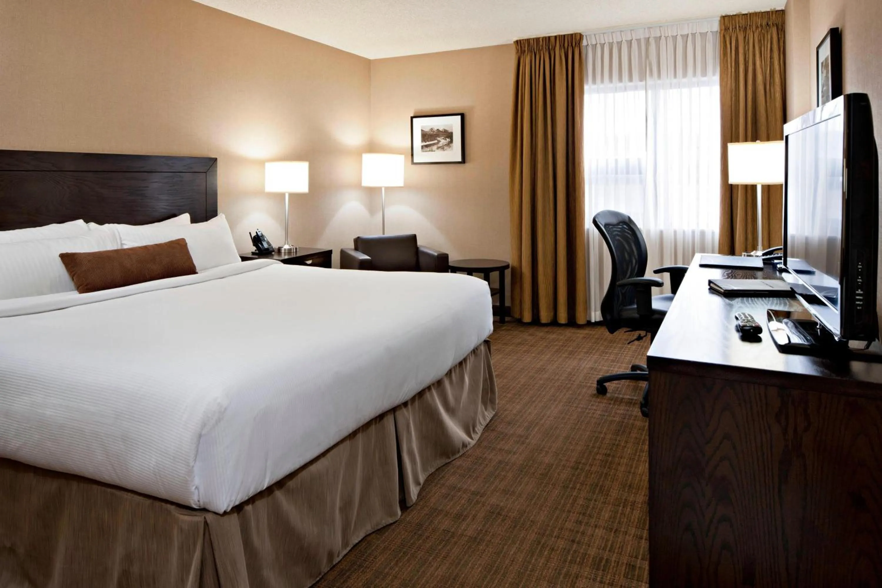 Photo of the whole room, Bed in Delta Hotels Calgary Airport In-Terminal