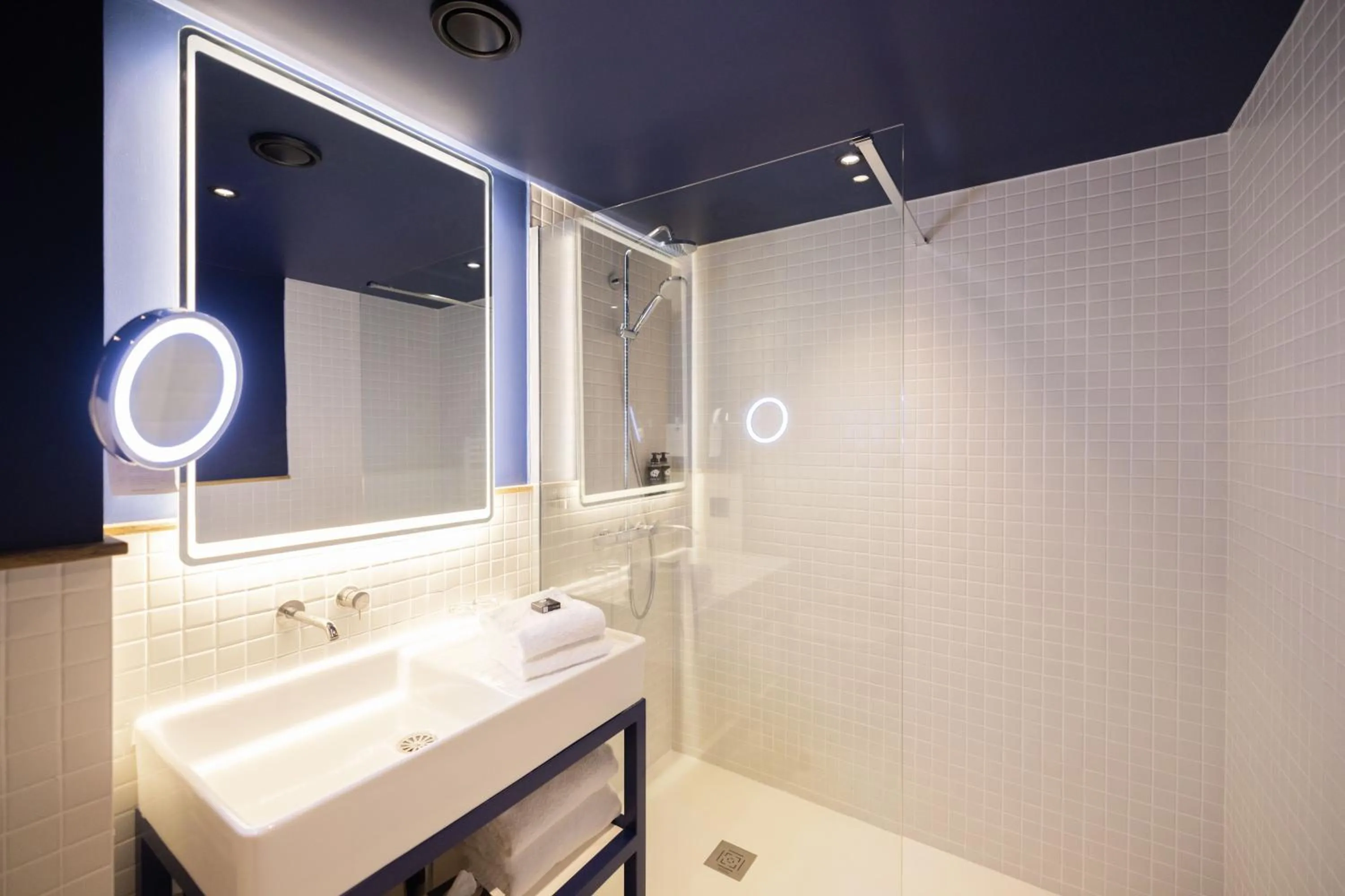 Bathroom in KOPSTER Hotel Residence Paris Ouest Colombes