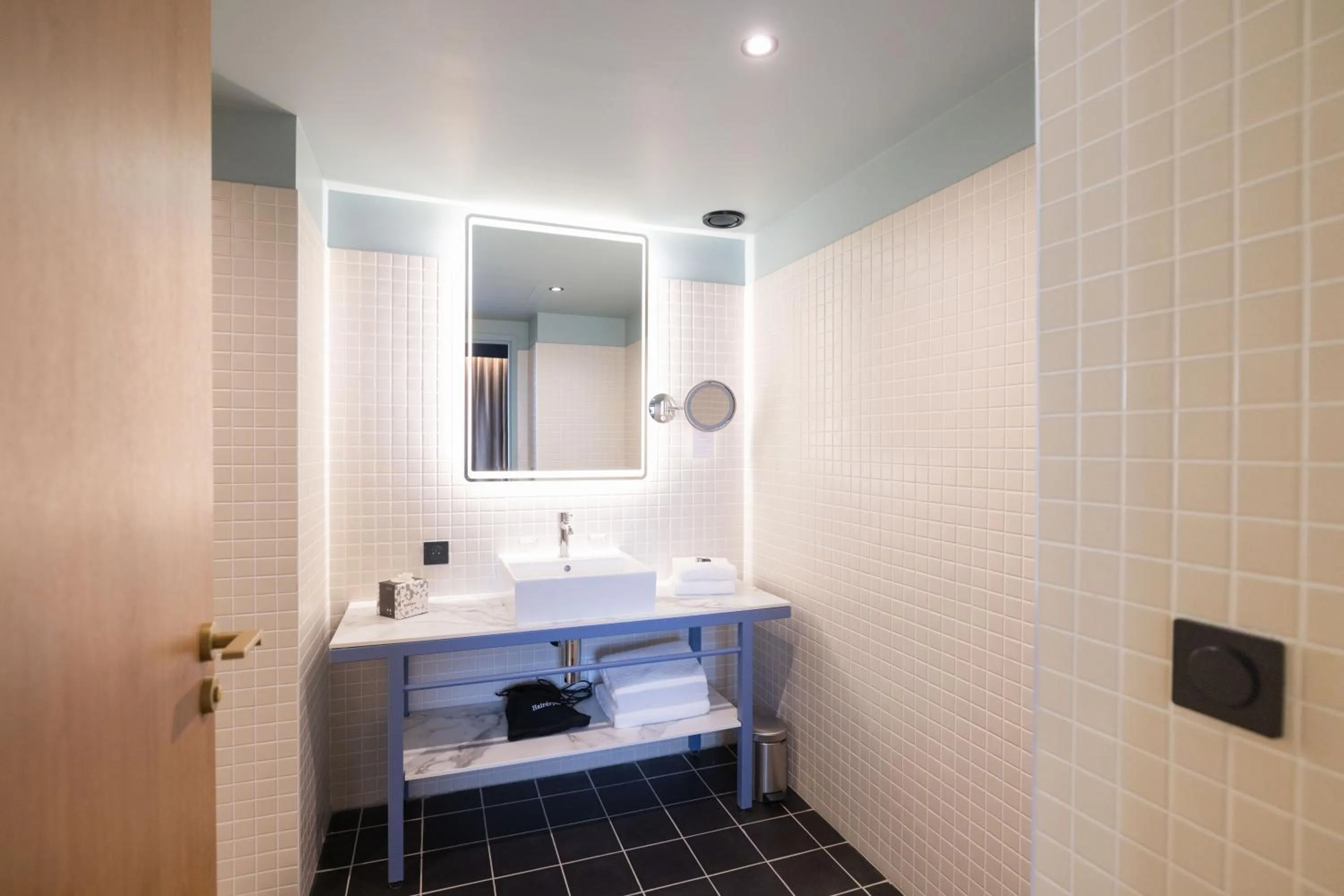 Bathroom in KOPSTER Hotel Residence Paris Ouest Colombes