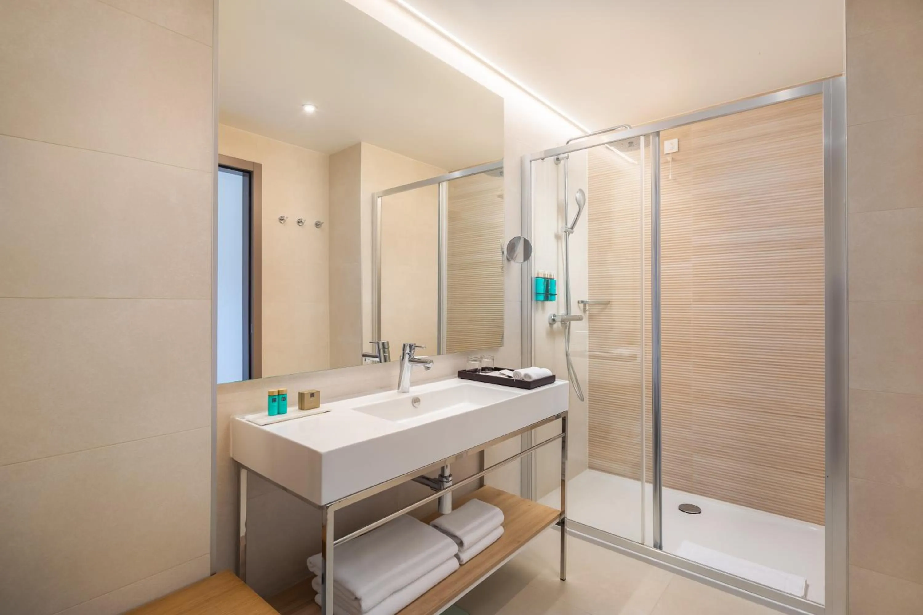 Shower in Aminess Laurel Khalani Hotel