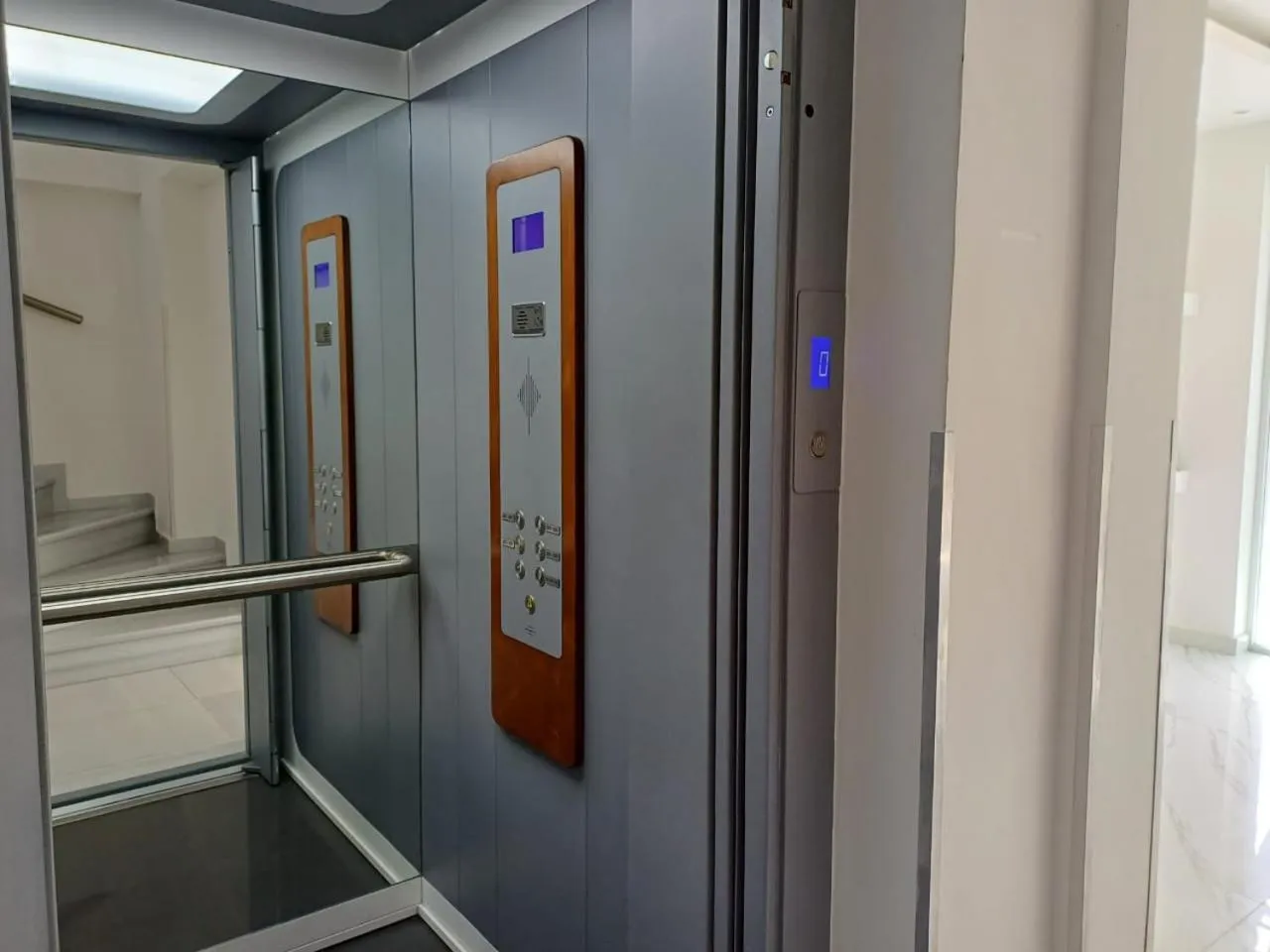 elevator in Deluxe City Hotel