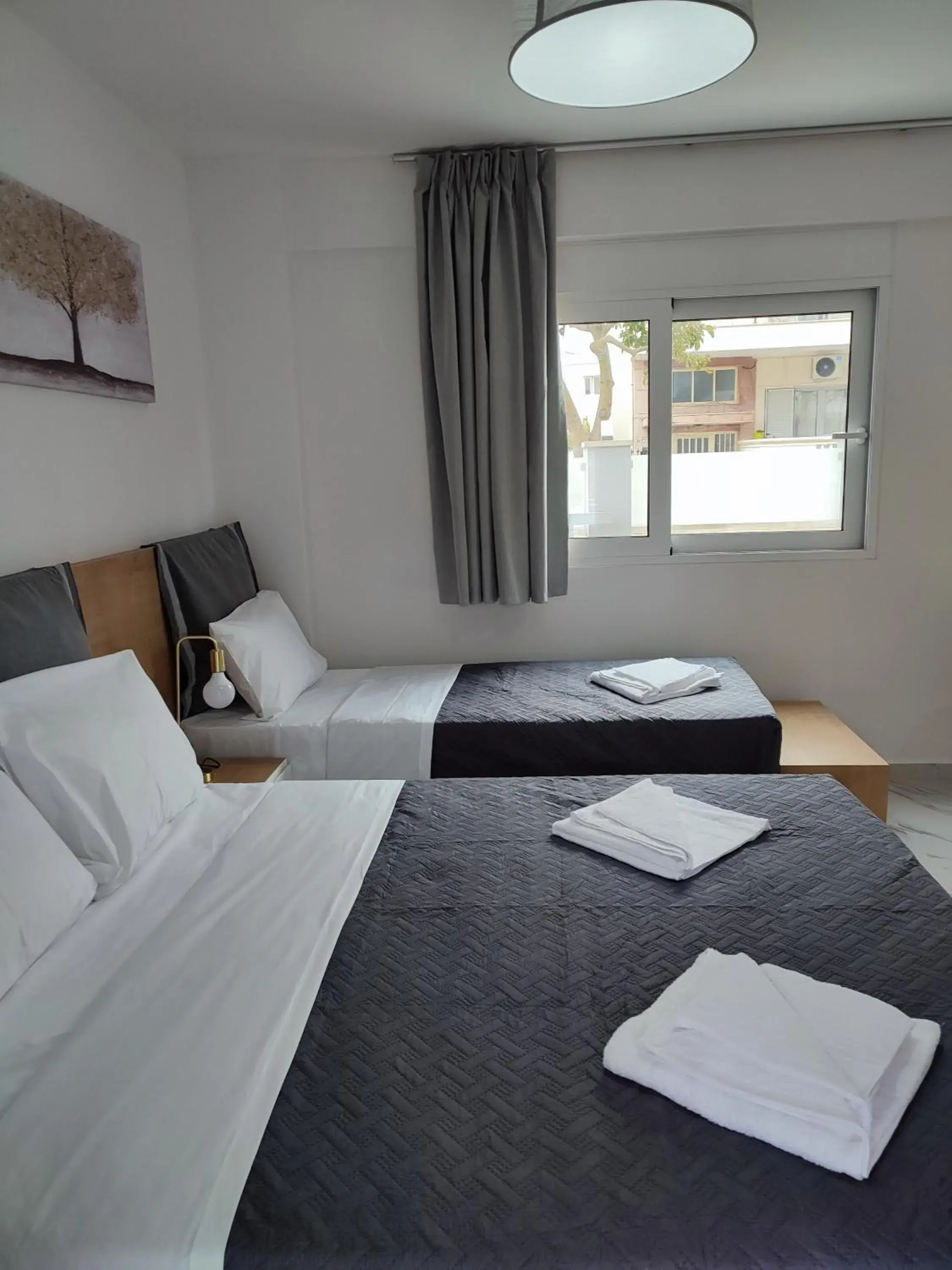 Triple Room in Deluxe City Hotel Triple Room in Deluxe City Hotel