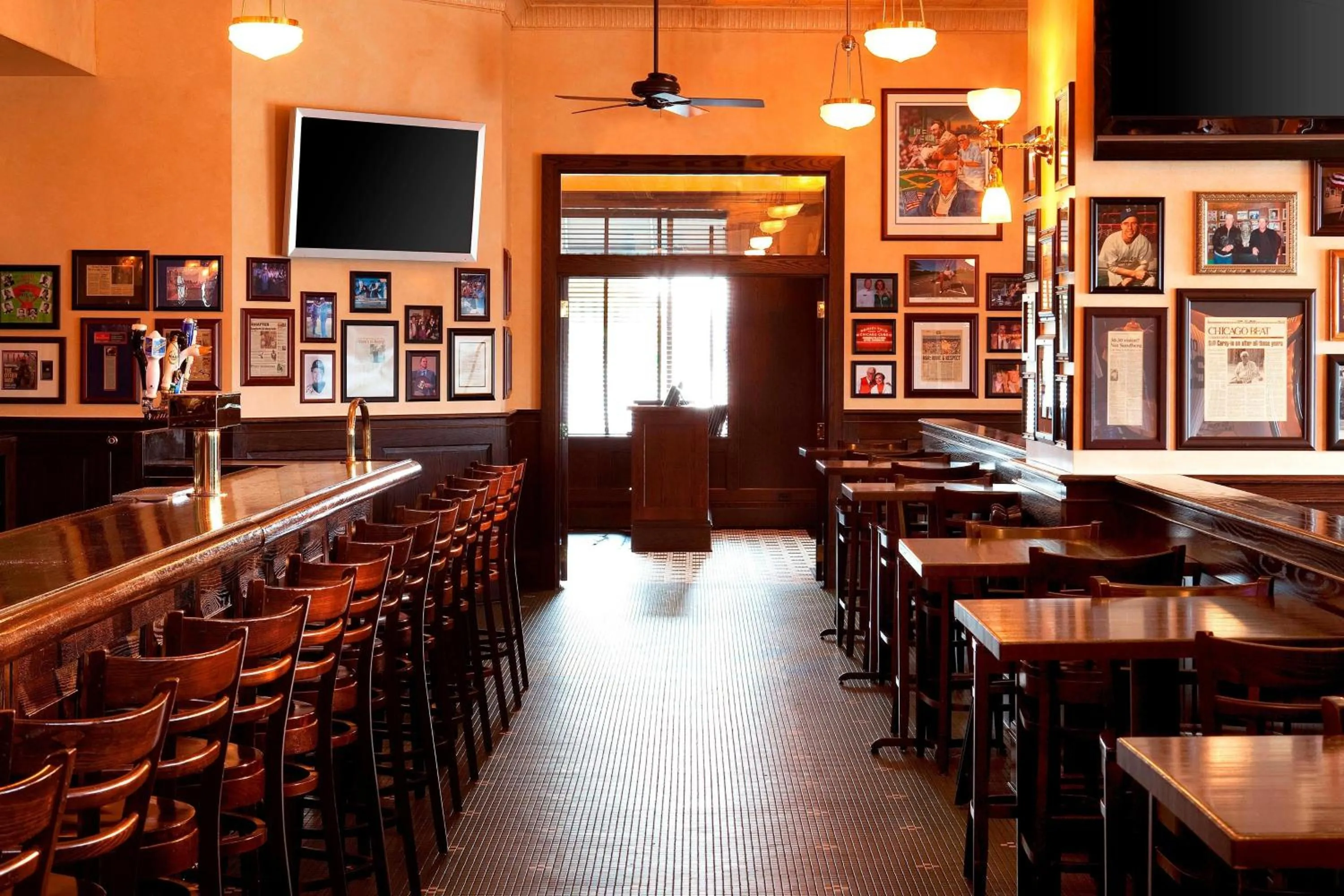 Lounge or bar in The Westin Chicago Lombard