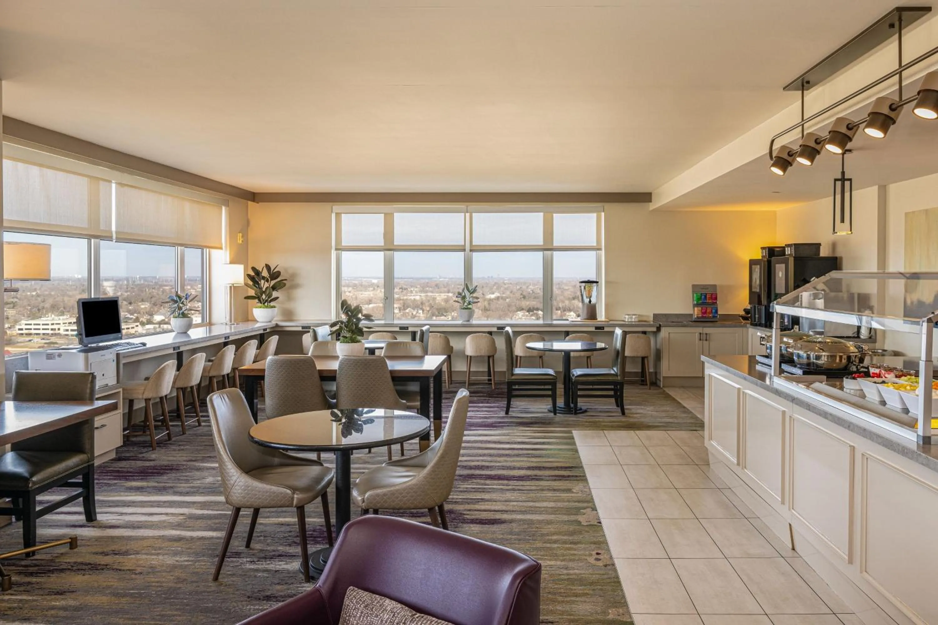 Lounge or bar in The Westin Chicago Lombard