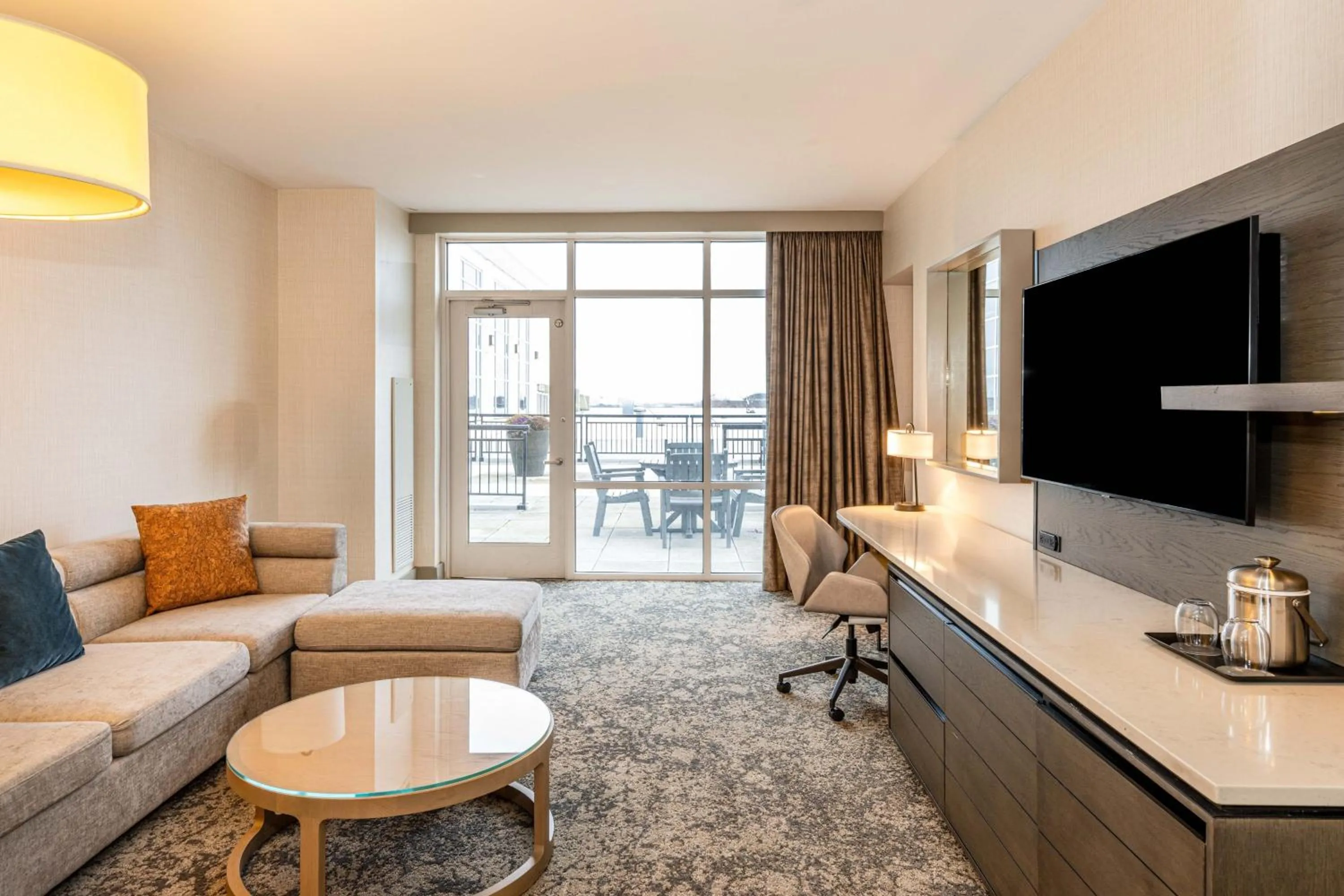 Living room in The Westin Chicago Lombard